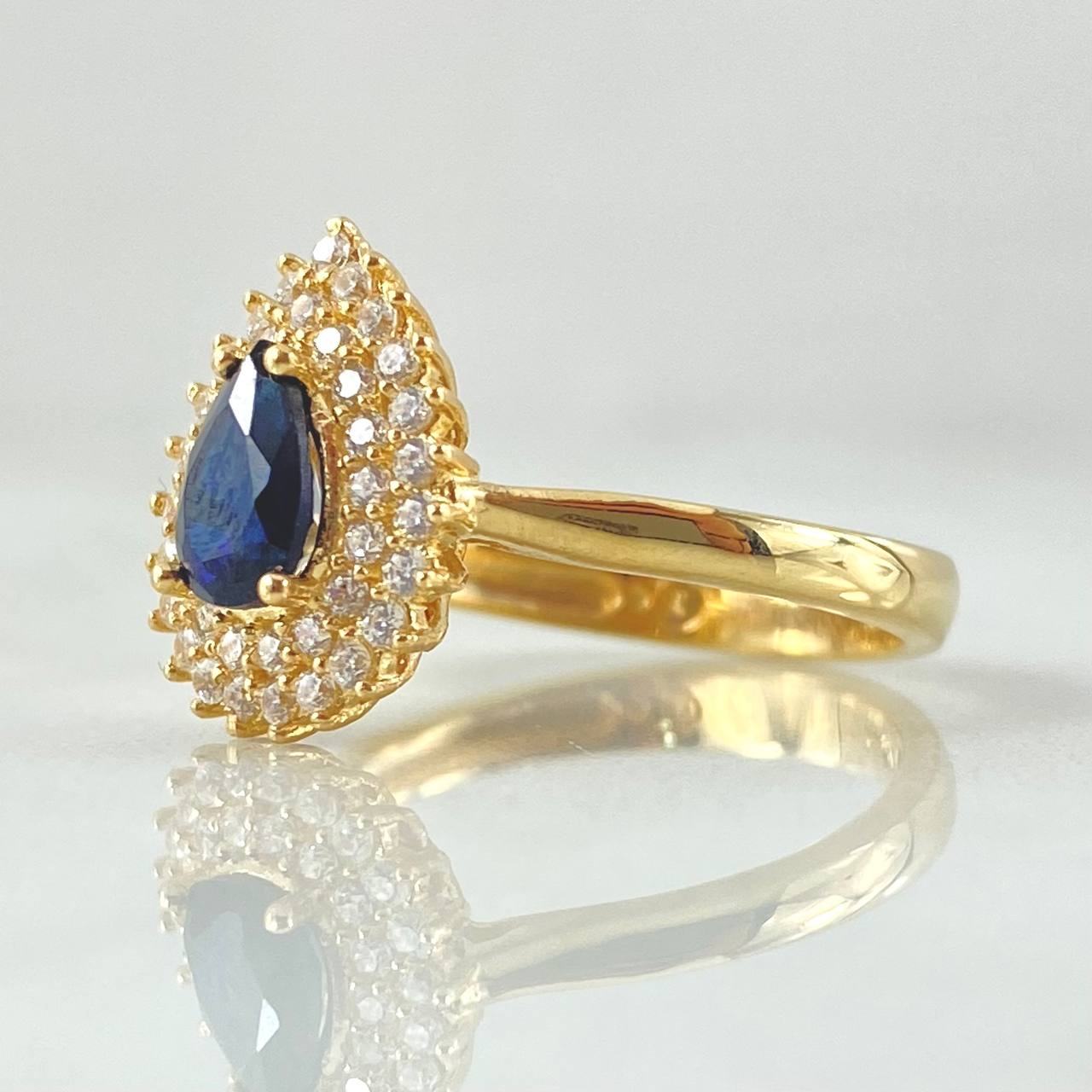 Solitaire Halo Teardrop Ring 4.05gr / Size 7 1/2 / 18K Yellow Gold ©