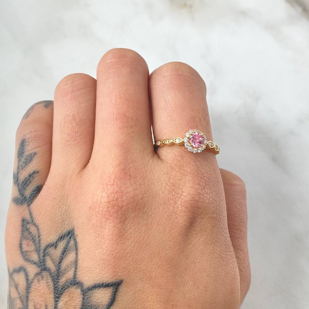 Solitaire Halo Flower Eyes Ring 1.95gr / Size 7 1/2 / 18K Yellow Gold ©