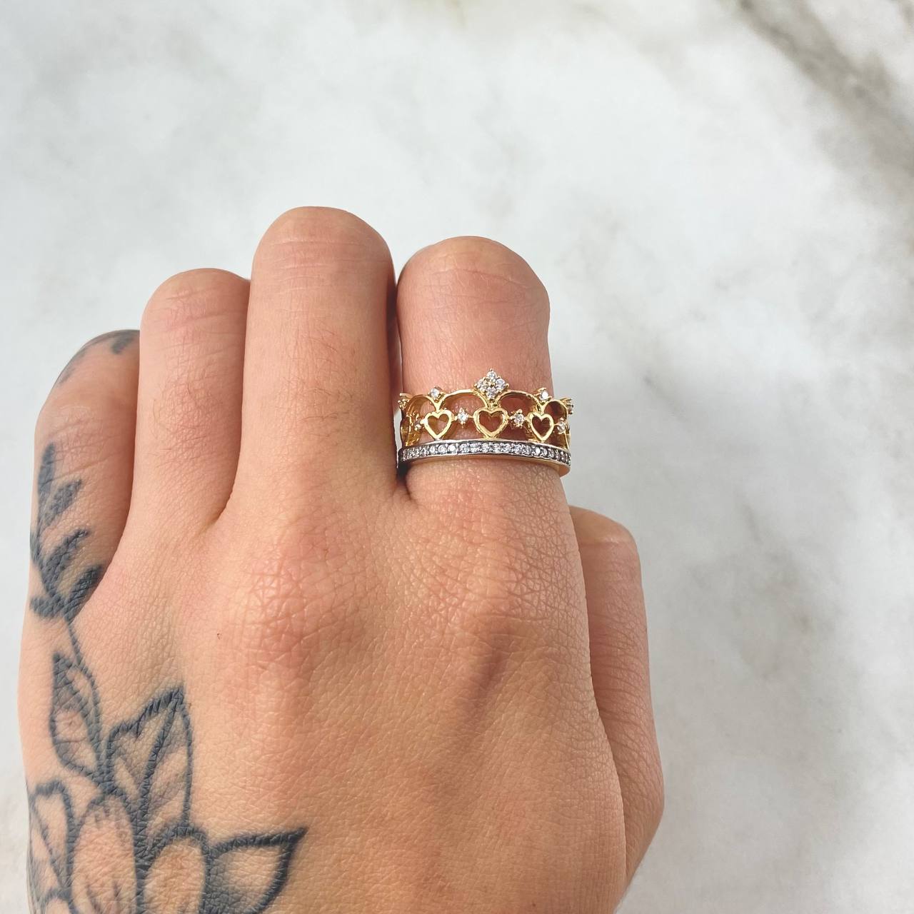 Anillo Corona Corazones Enlazados  3.65gr / T6 1/4 / Dos Oros Amarillo Blanco 18K ©
