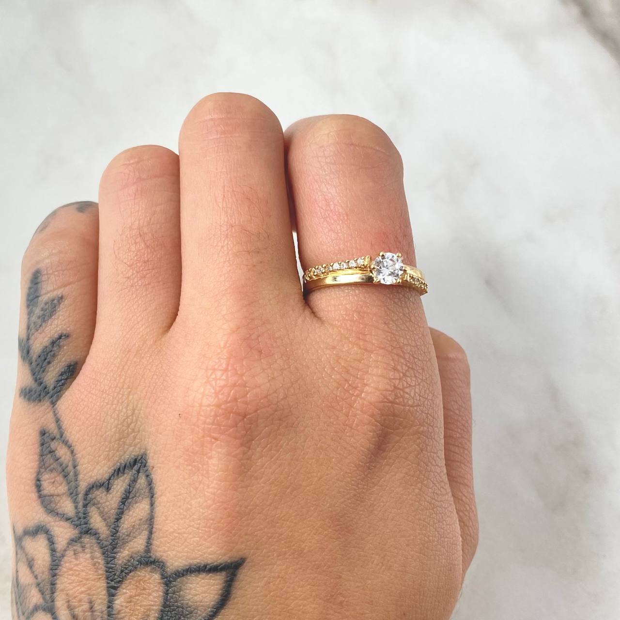 Solitaire Ring Crossed Ladder 2.35gr / Size 6 1/2 / 18K Yellow Gold ©