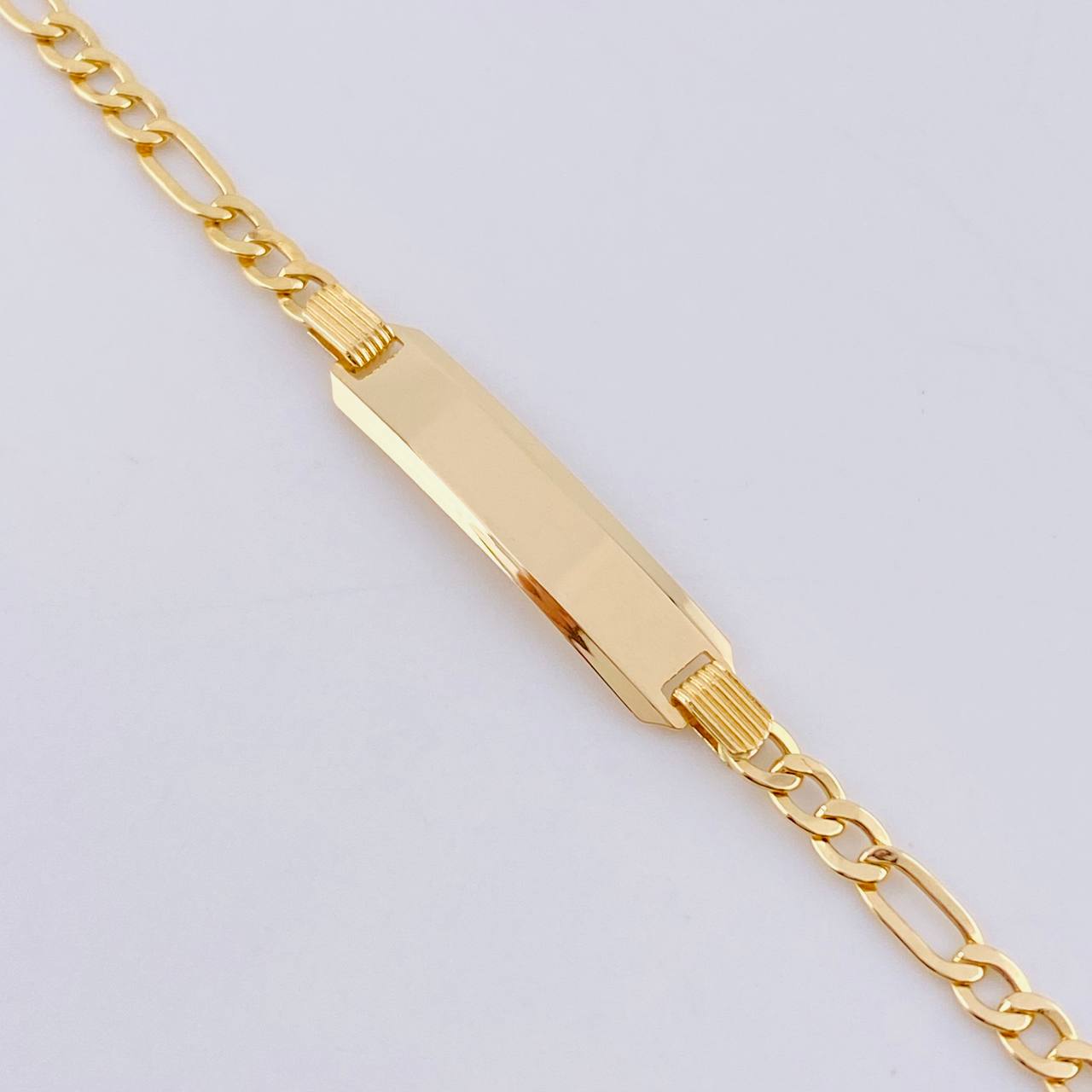 Pulso Cubano Placa Rectangular Curva 3.75gr / 7 in / 3.2mm Oro Amarillo +1 18K