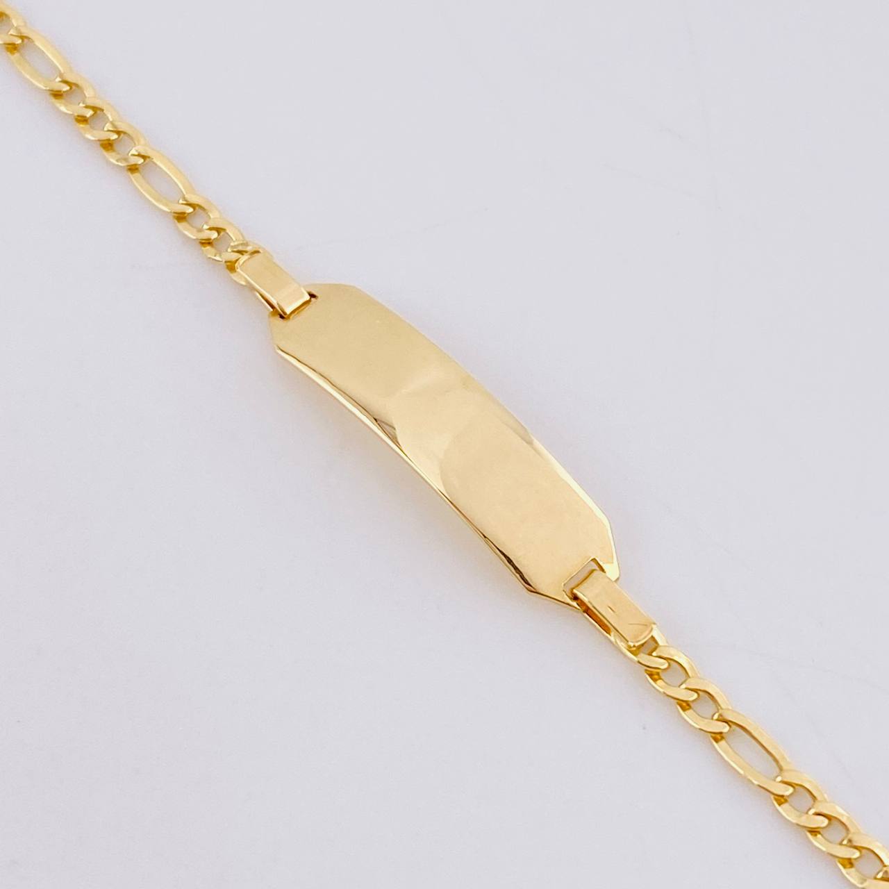 Pulso Figaro Placa Octagonal Curva 2.1gr / 6 in / 2.4mm Oro Amarillo +1 18K *
