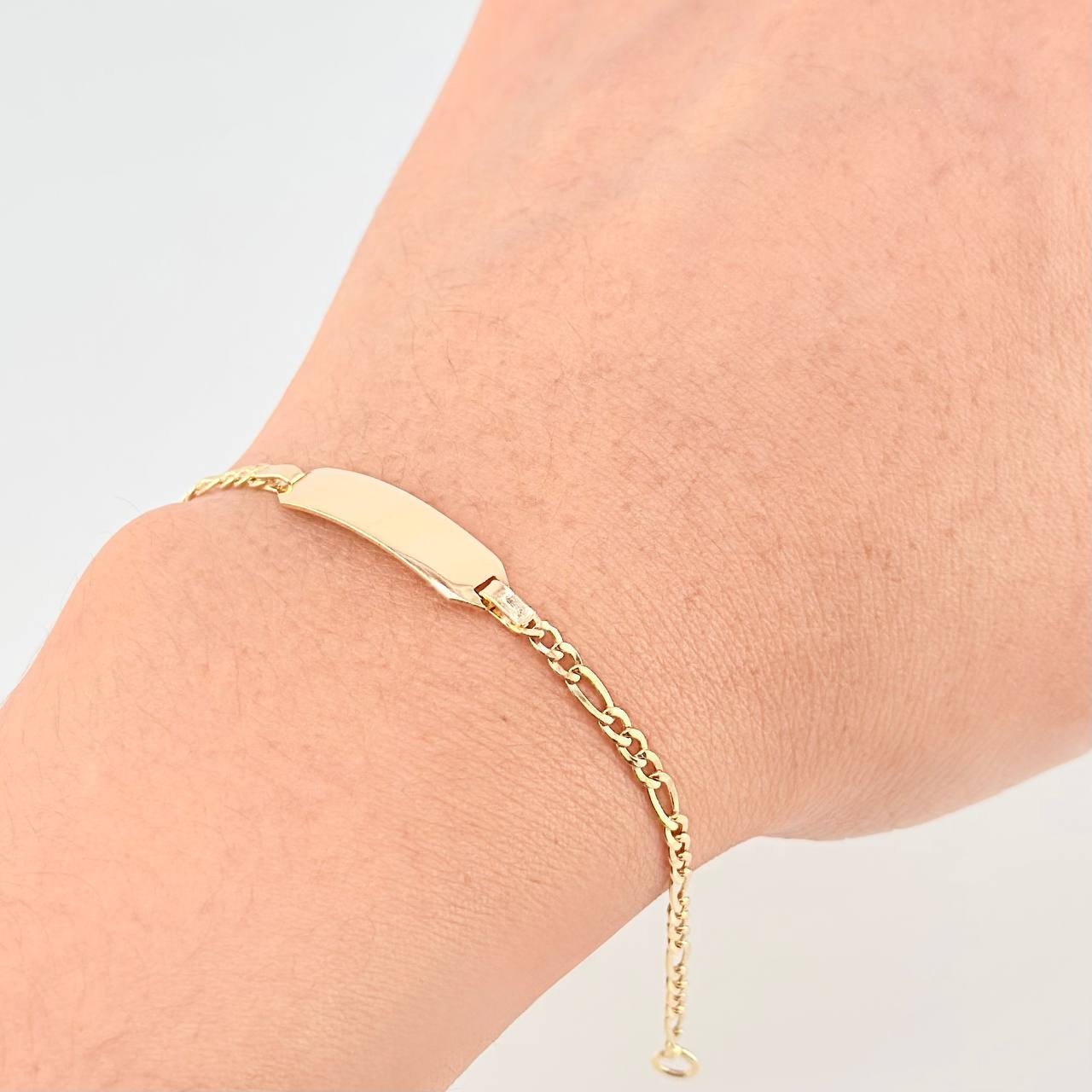 Pulso Figaro Placa Octagonal Curva 2.05gr / 6 in / 2.5mm Oro Amarillo +1 18K ©