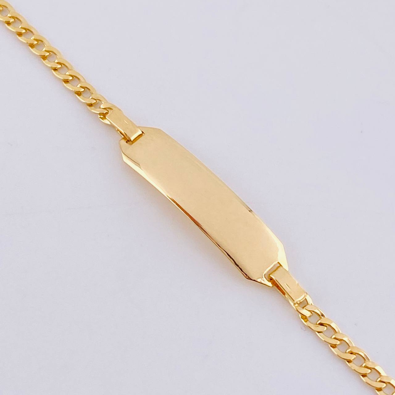 Pulso Cubano Octagonal Curva 2.1gr / 5 1/2 in / 2.3mm Oro Amarillo +1 18K *