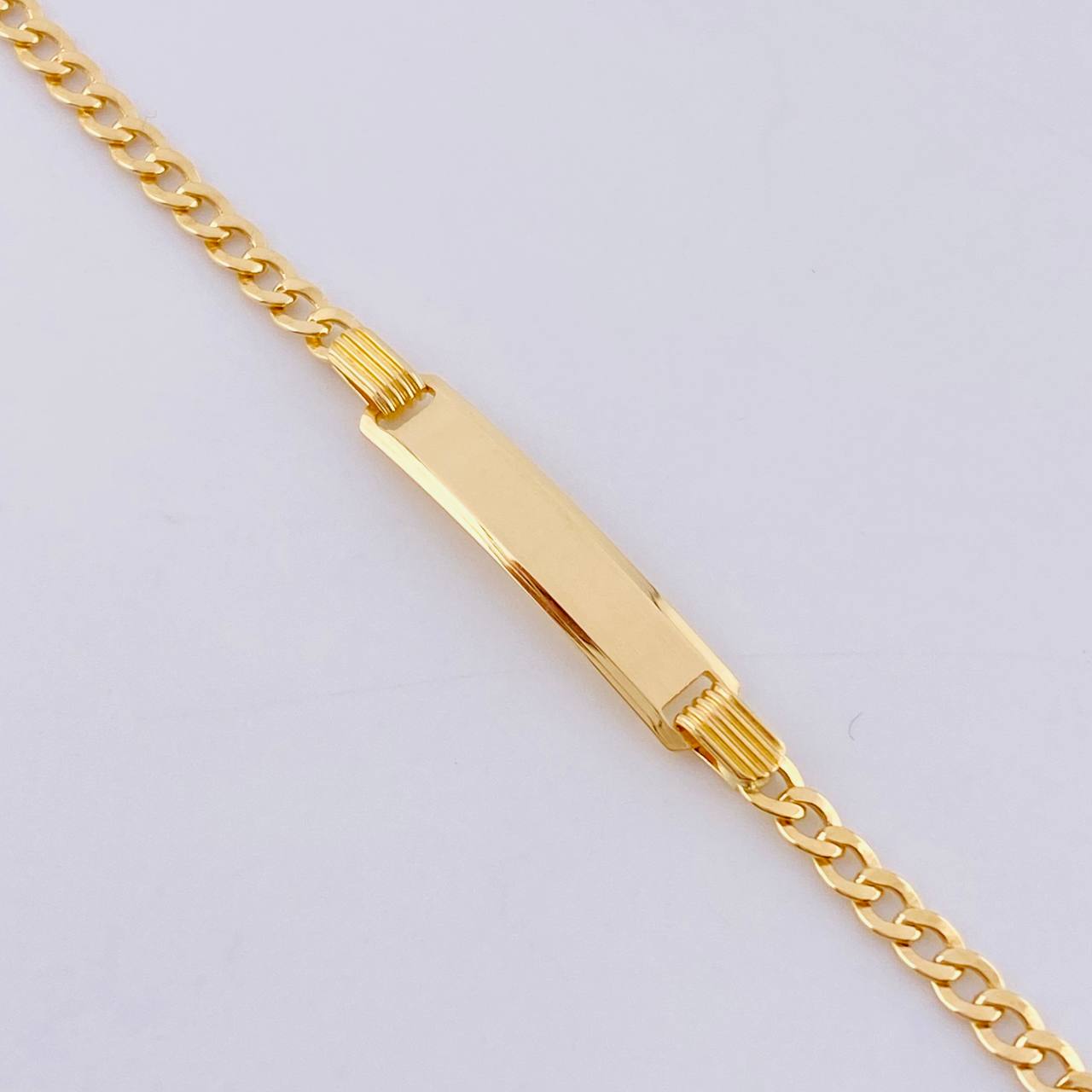 Pulso Cubana Rectangular Curva 1.85gr / 6 in / 2.4mm Oro Amarillo +1 18K *