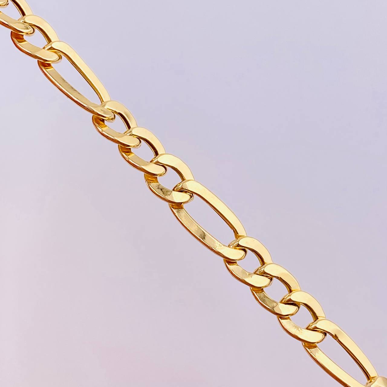 Pulso Figaro 6.1gr / 8 3/4 in / 6.4mm Oro Amarillo +1 18K *