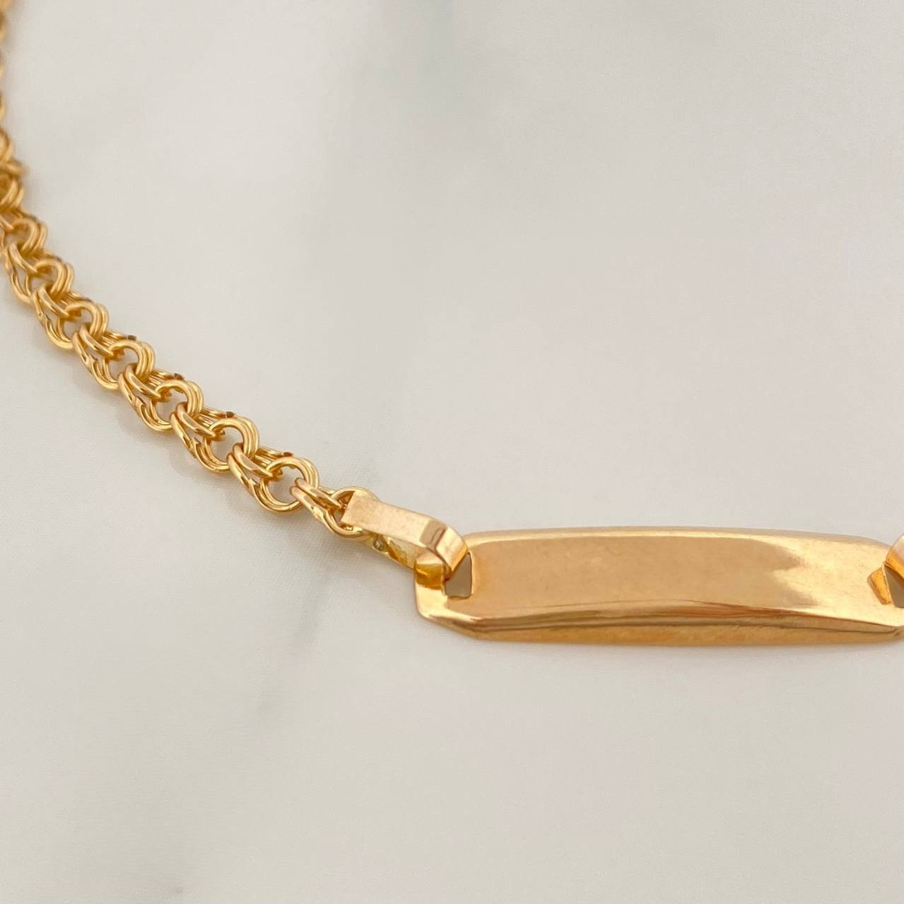 Pulso Bebé Placa Rectangular 2 g / 5 1/4 in / 3 mm Oro Amarillo 18K