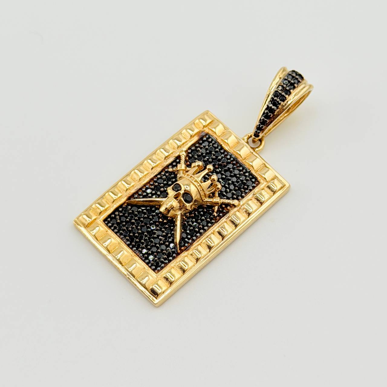 Dije Placa Calavera Tupida 8.45gr / 1 3/4 in / Oro Amarillo 18K ©