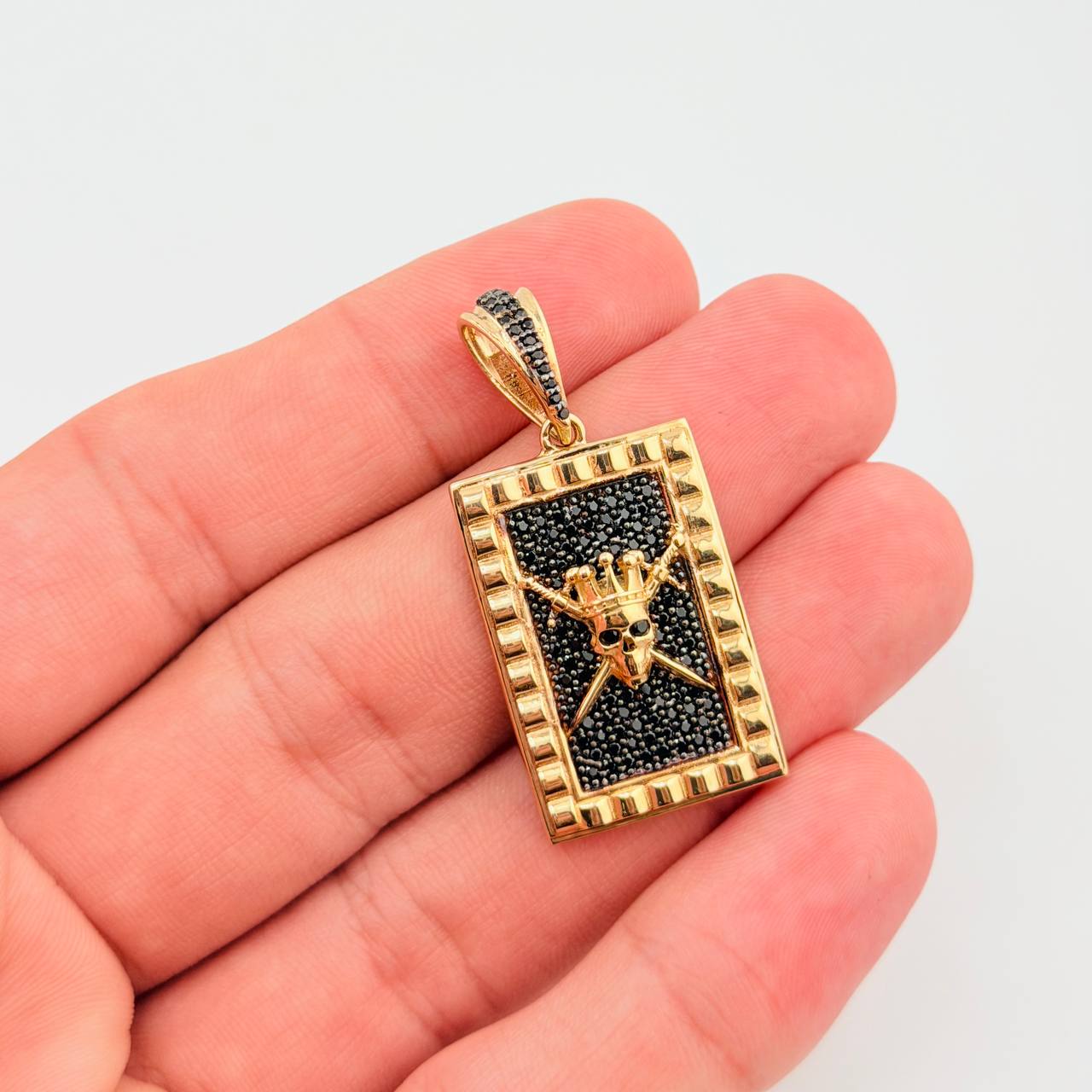 Dije Placa Calavera Tupida 8.45gr / 1 3/4 in / Oro Amarillo 18K ©