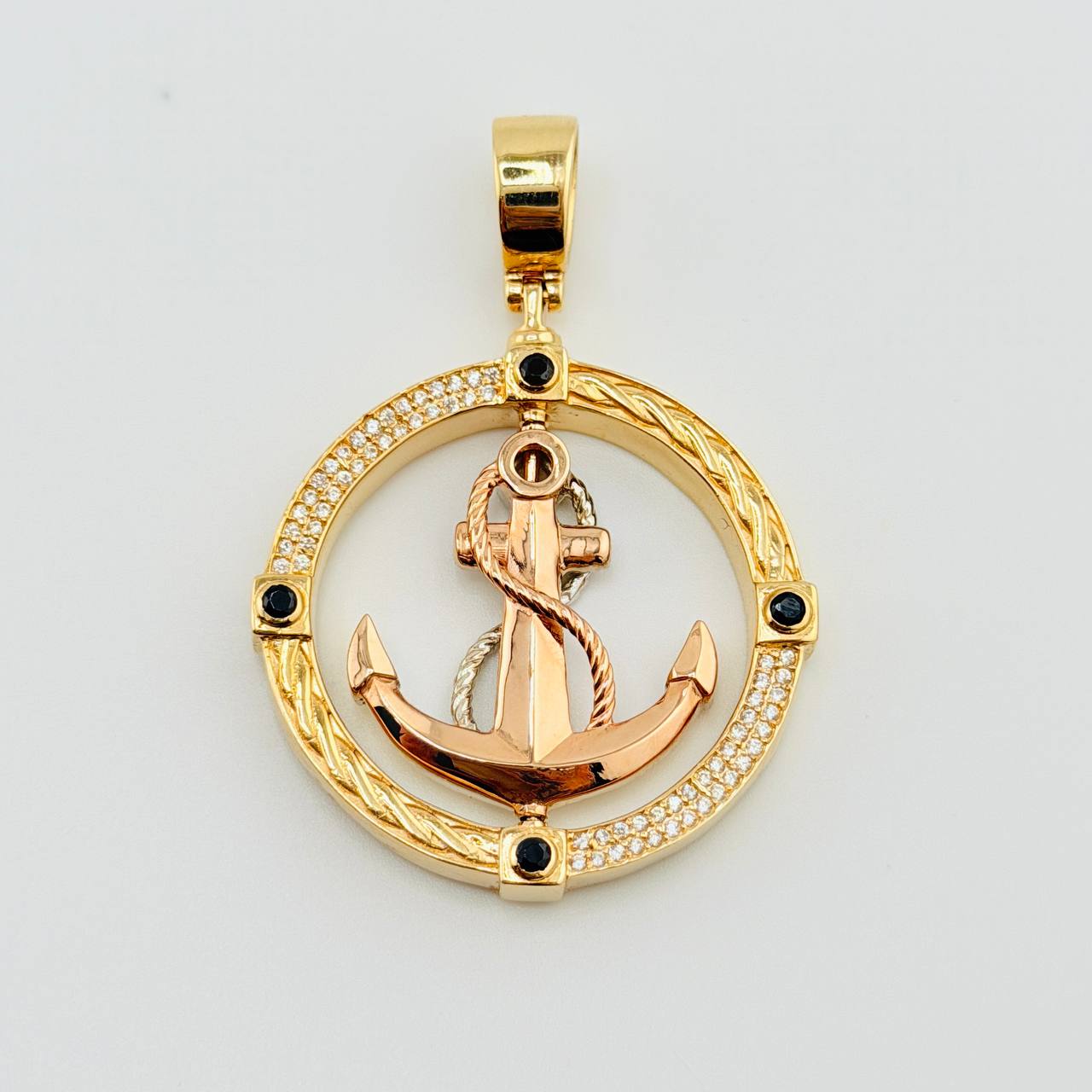 Dije Ancla Movil 15.65gr / 2 in / Tres Oros 18K ©