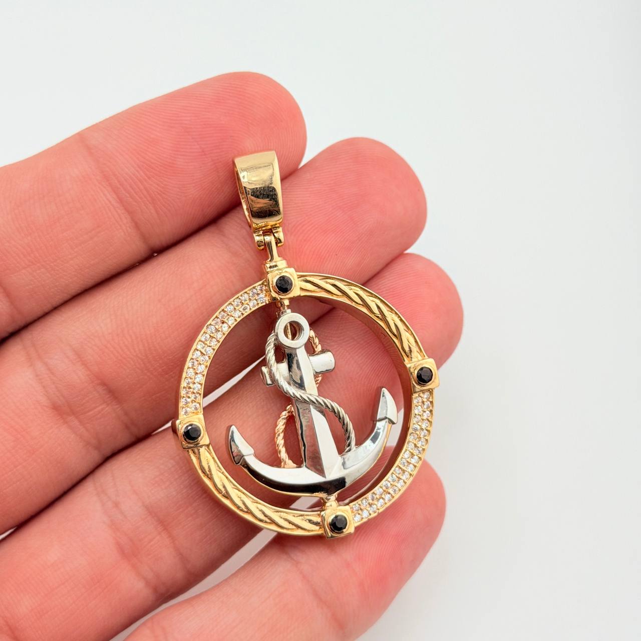 Dije Ancla Movil 15.65gr / 2 in / Tres Oros 18K ©