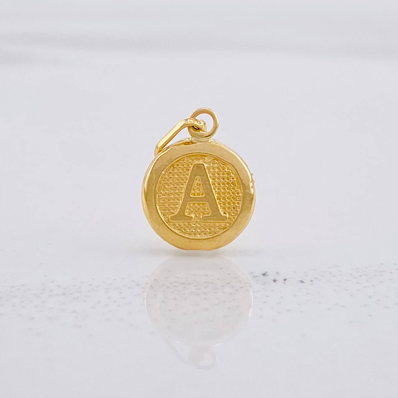 Dije Circulo Letra a 0.4g / 1/2 in Oro Amarillo 18K