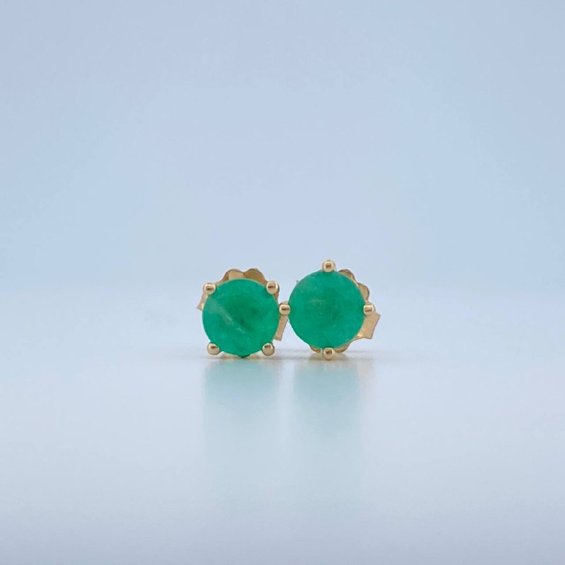 Topos Cuatro Garras Esmeralda 0.95gr / Oro Amarillo 18K +