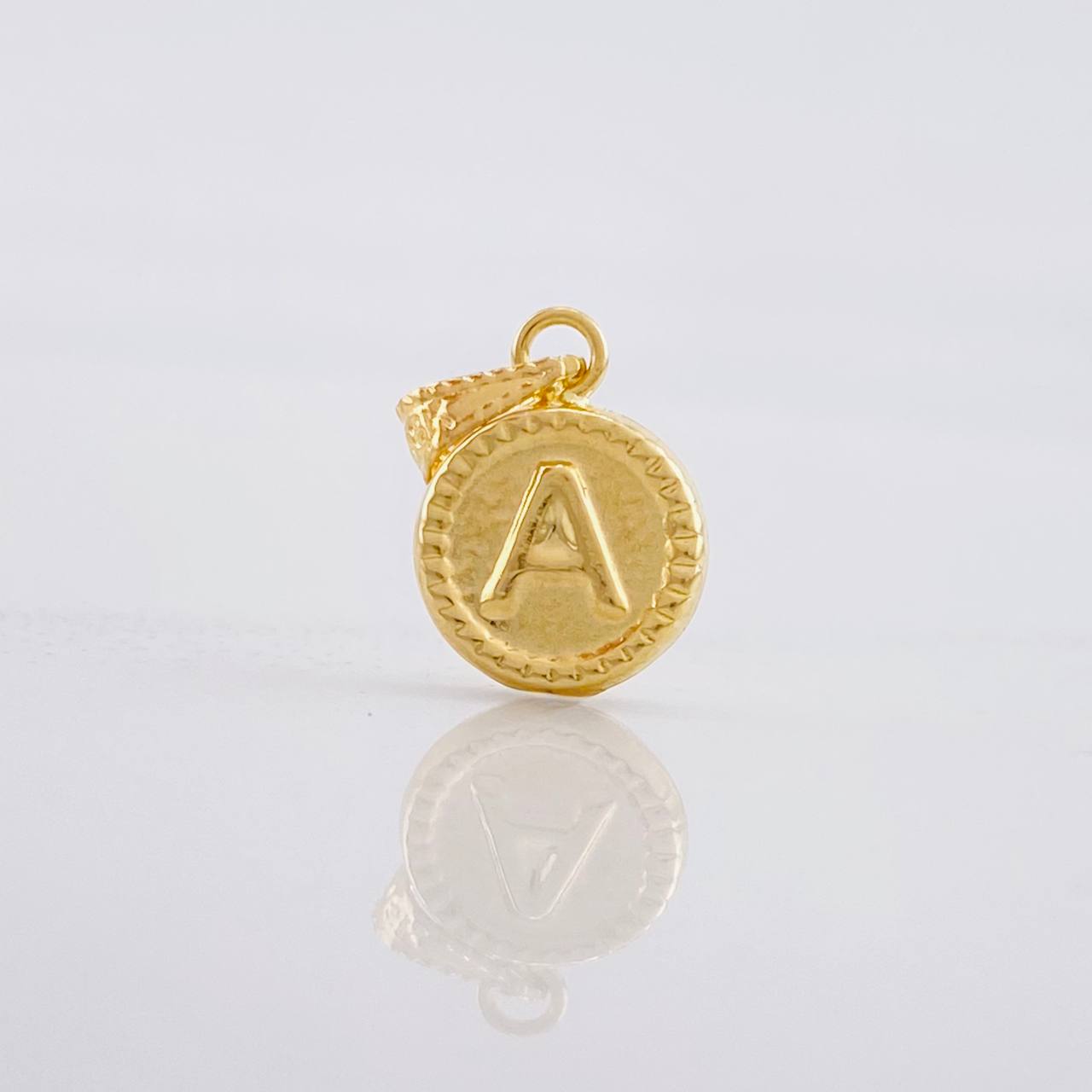 Dije Circulo Letra A 0.4g / 1/2 in Oro Amarillo 18K