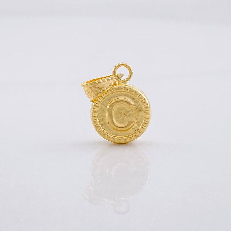 Pendant Circle Letter C 0.4g / 1/2 in 18K Yellow Gold