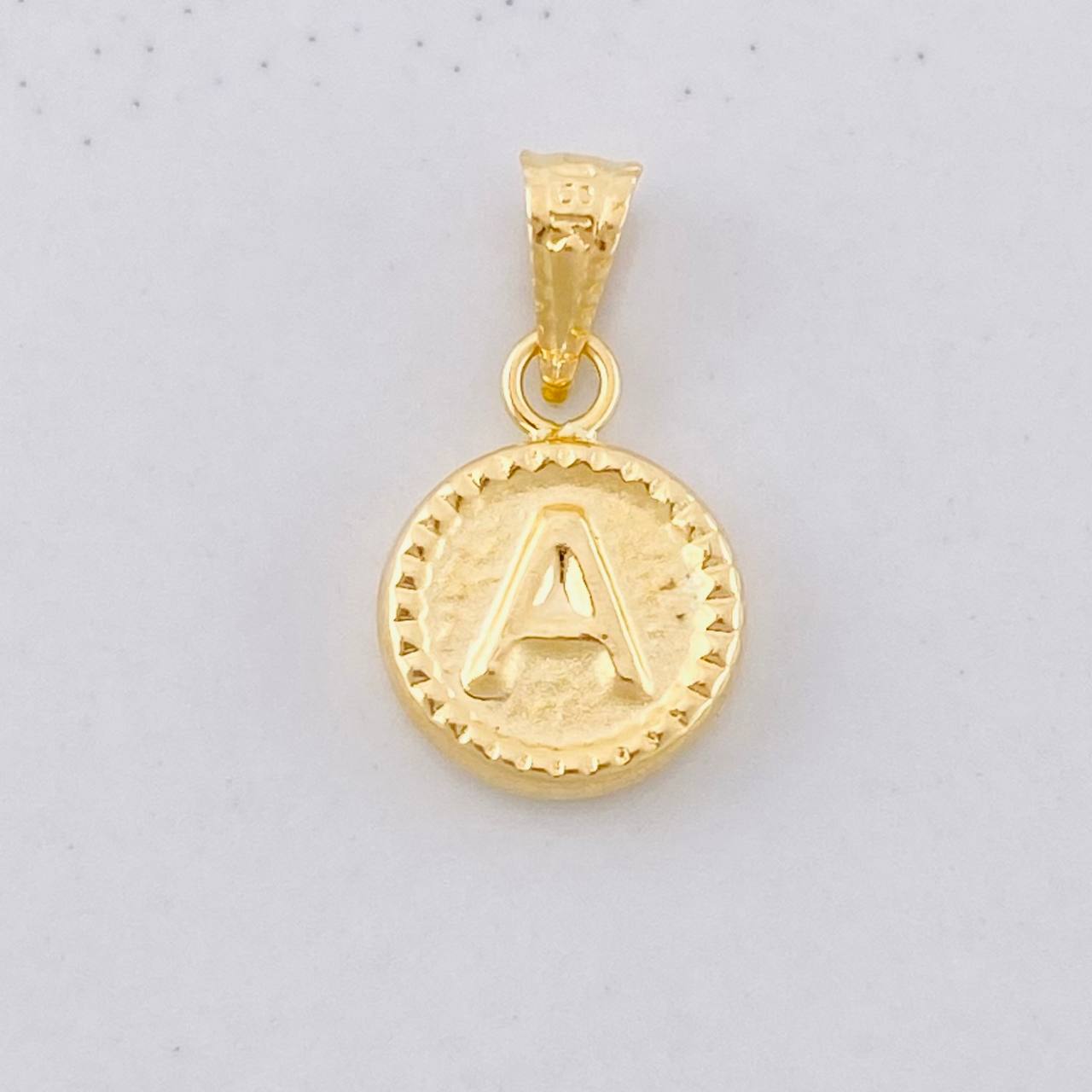Dije Circulo Letra A 0.4g / 1/2 in Oro Amarillo 18K