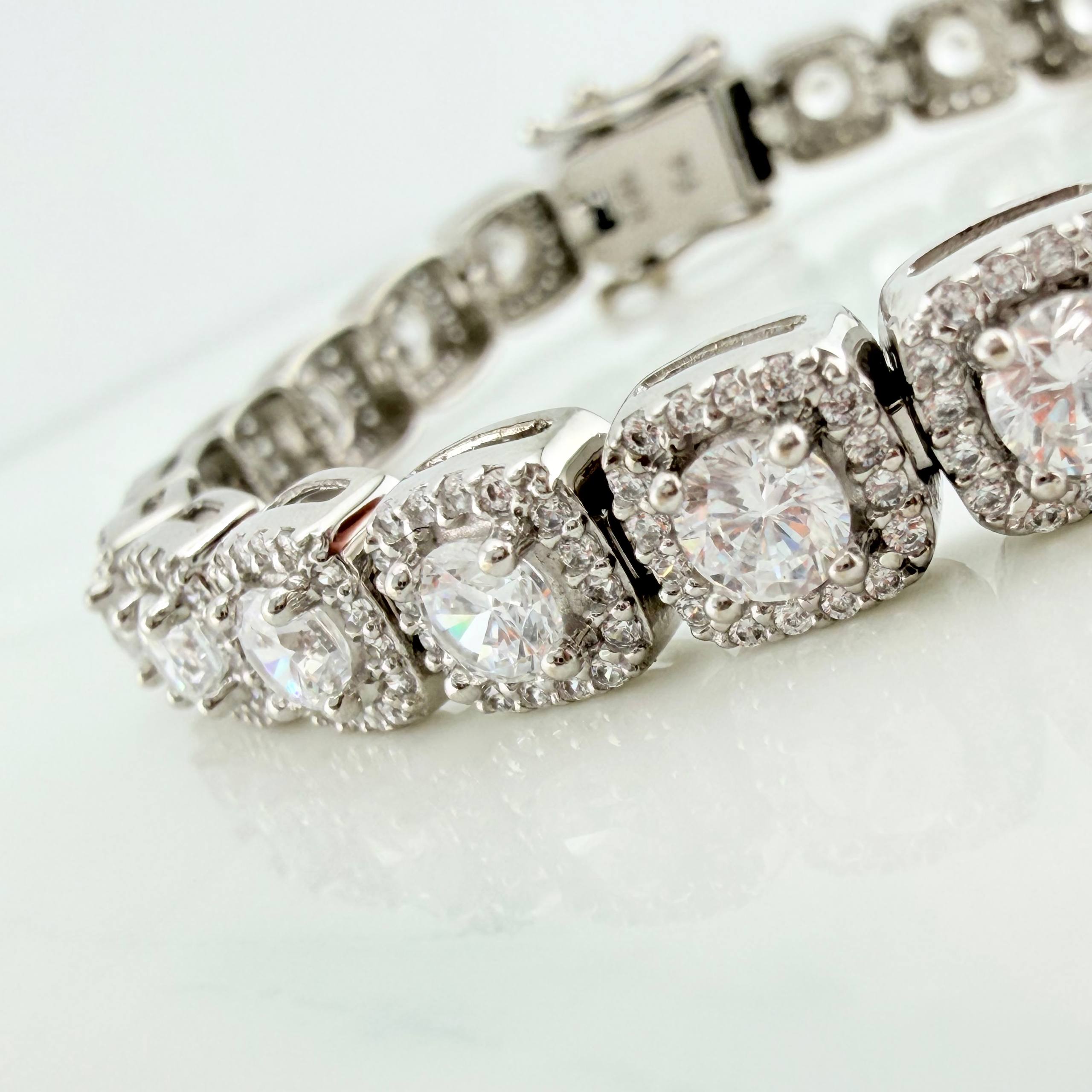 Tennis Bracelet 23.95 g / 7 in / 6.7 mm 18K White Gold