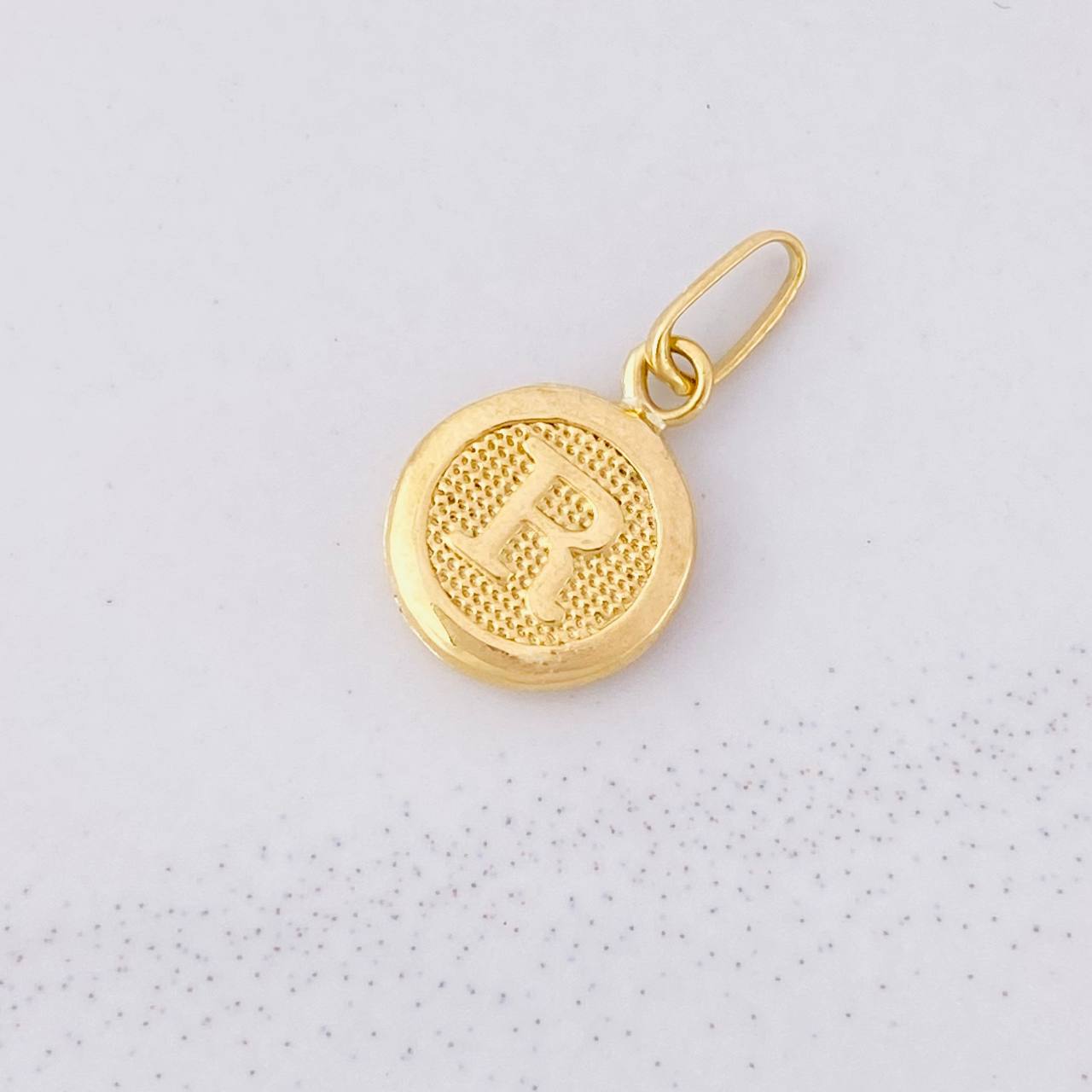 Dije Circulo Letra R 0.45g / 3/4 in Oro Amarillo 18K