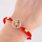 Pulsera Tejida Roja Circulo Caballo Bolas Diamantadas Dos Oros Amarillo Blanco 18K