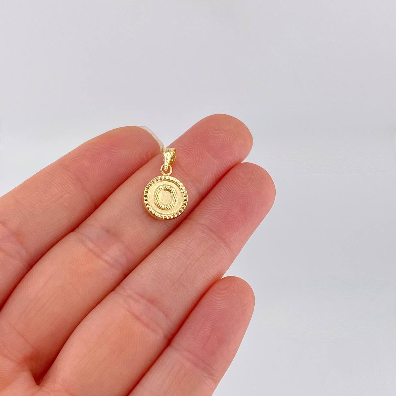 Dije Letra O Doble Textura 0.6g / 3/4 in Oro Amarillo 18K