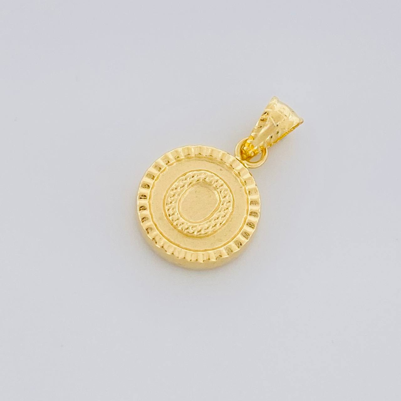Dije Letra O Doble Textura 0.6g / 3/4 in Oro Amarillo 18K