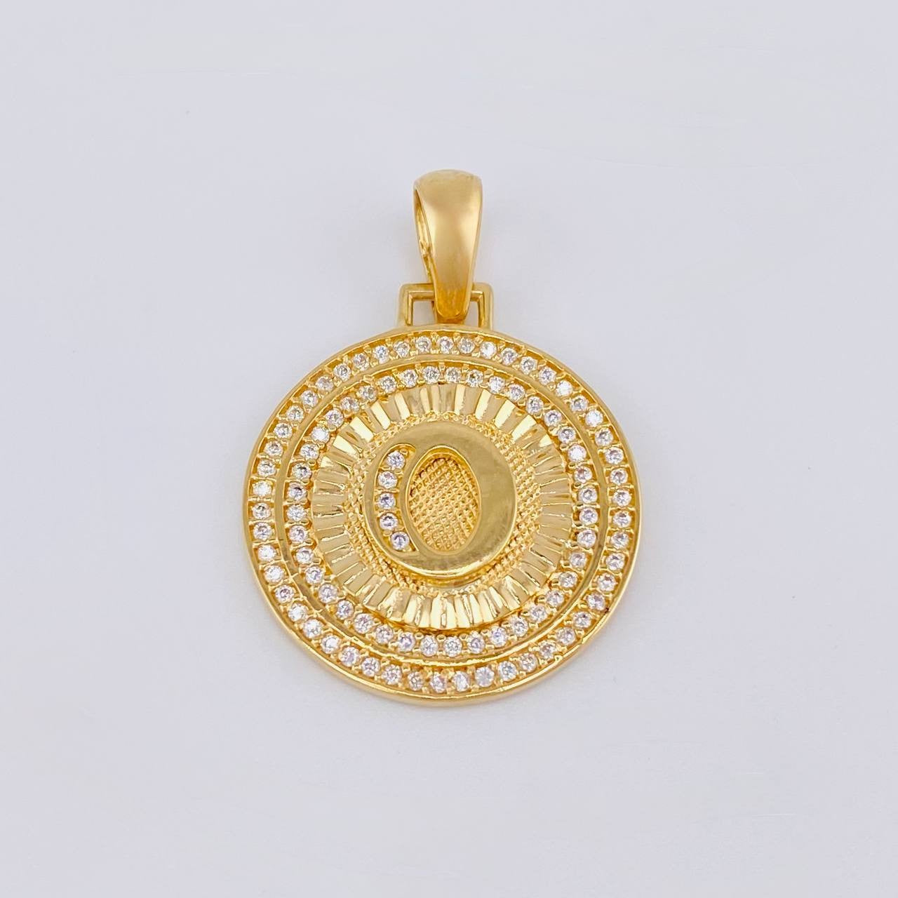 Dije Medalla Letra O 4.65g / 1 1/4 in Oro Amarillo 18K