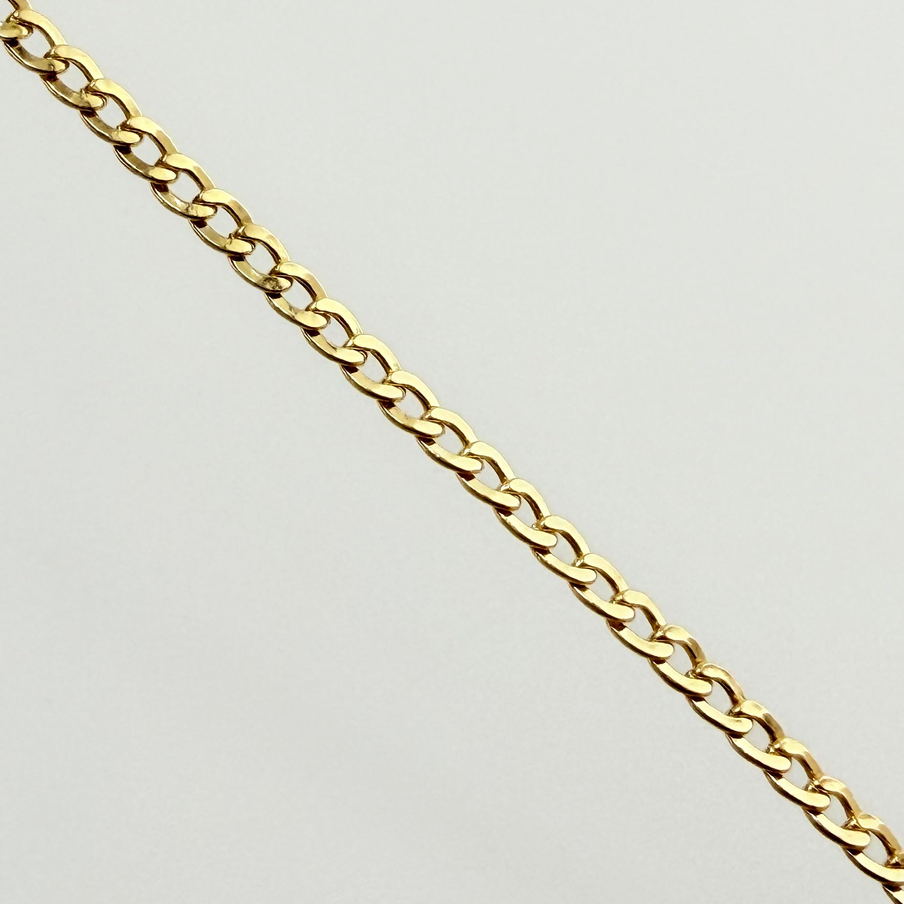 Cadena Cubana 2.4gr / 17 3/4 in / 2.4mm Oro Amarillo +1 18K ©