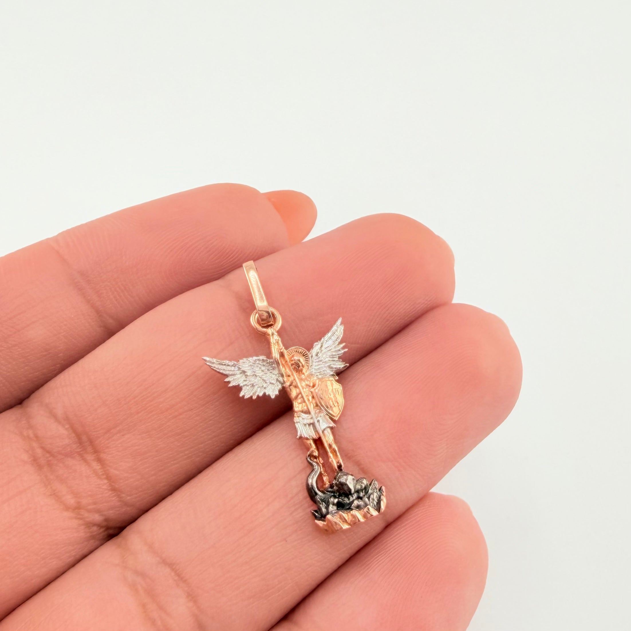 Dije San Miguel Arcangel 1.7gr / 1 in / Dos Oros Blanco Rosa 18K *