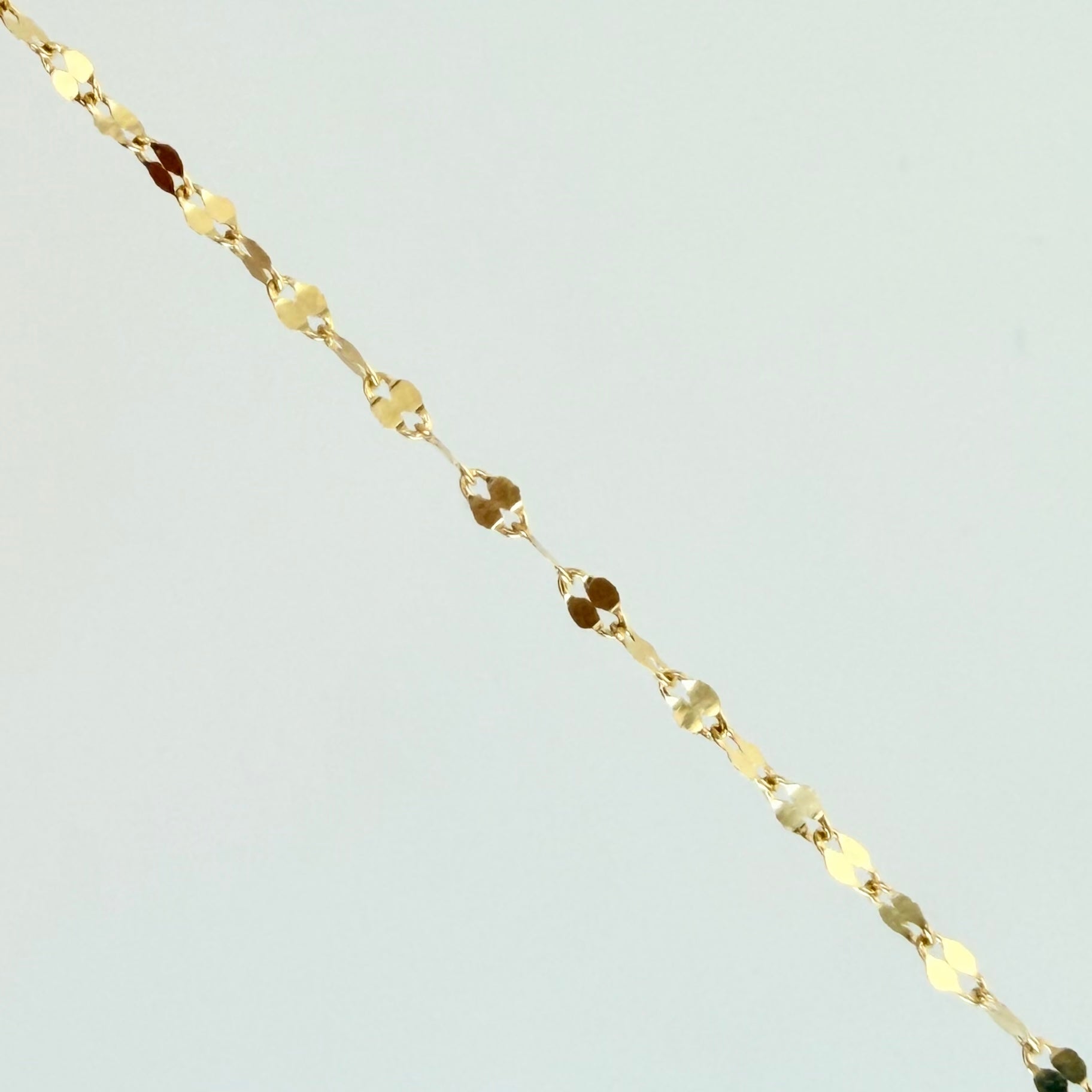 Cadena Flor Espejo 0.8gr / 17 3/4in  / 1.6mm Oro Amarillo +3 18K
