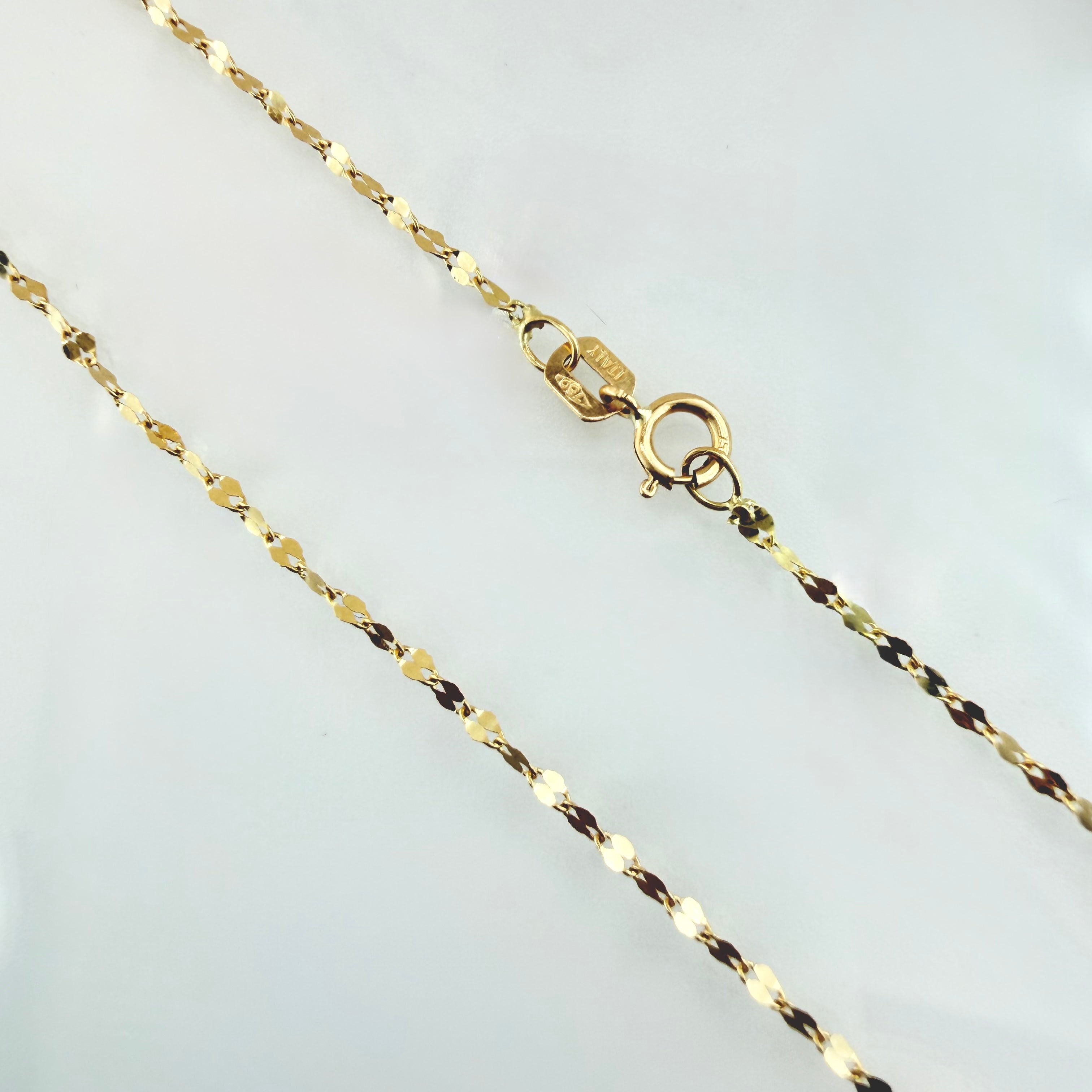 Cadena Flor Espejo 0.85gr / 17 3/4 in / 0.7mm Oro Amarillo +3 18K