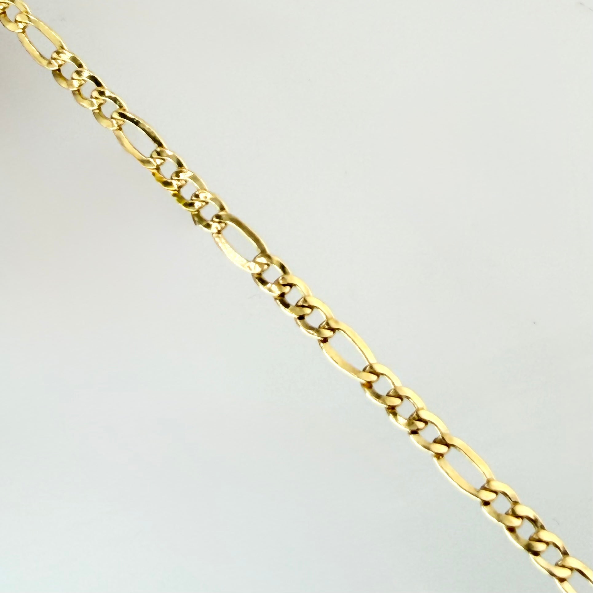 Cadena Figaro 2.65gr / 17 3/4 in / 2.3mm Oro Amarillo +1 18K *