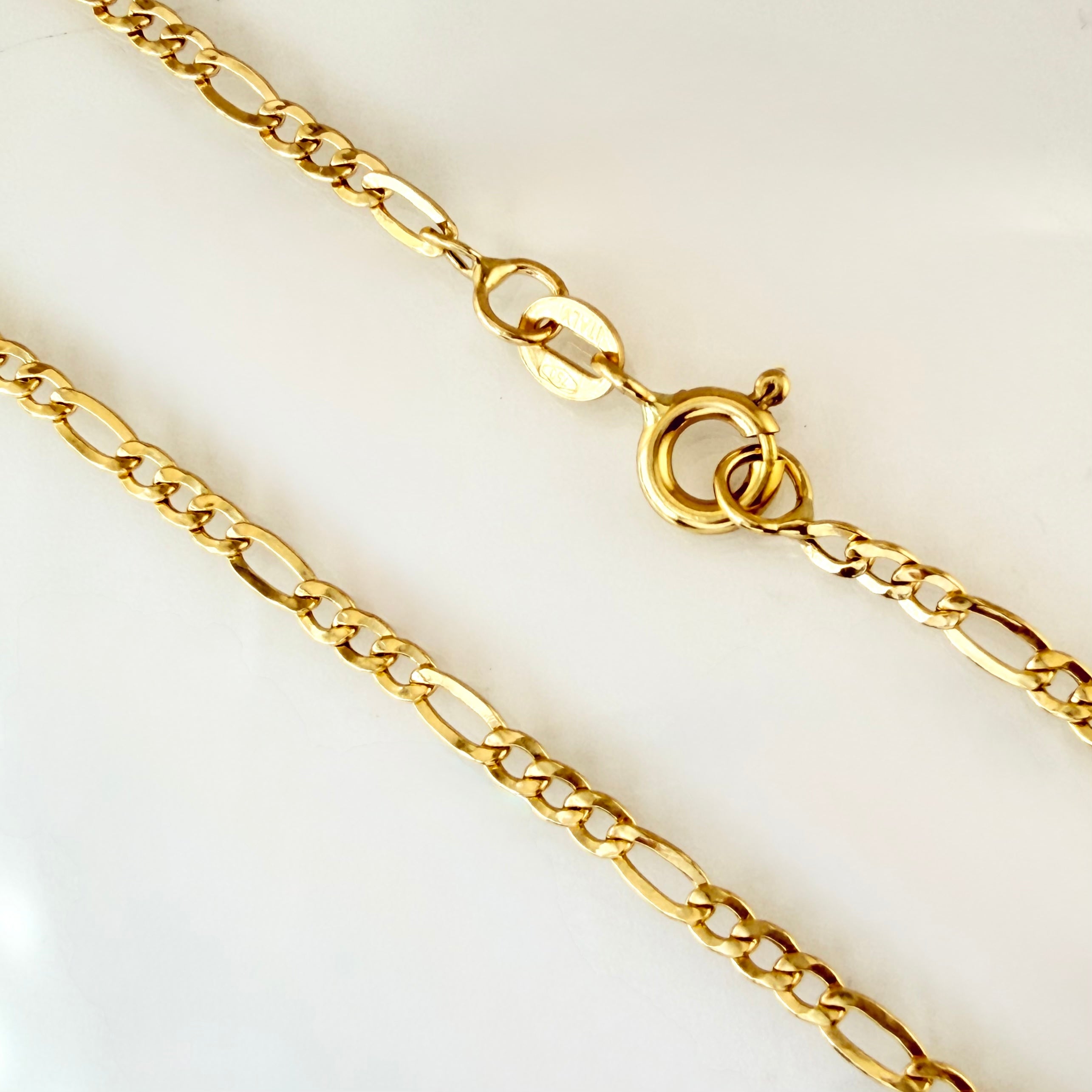 Cadena Figaro 2.65gr / 17 3/4 in / 2.3mm Oro Amarillo +1 18K *