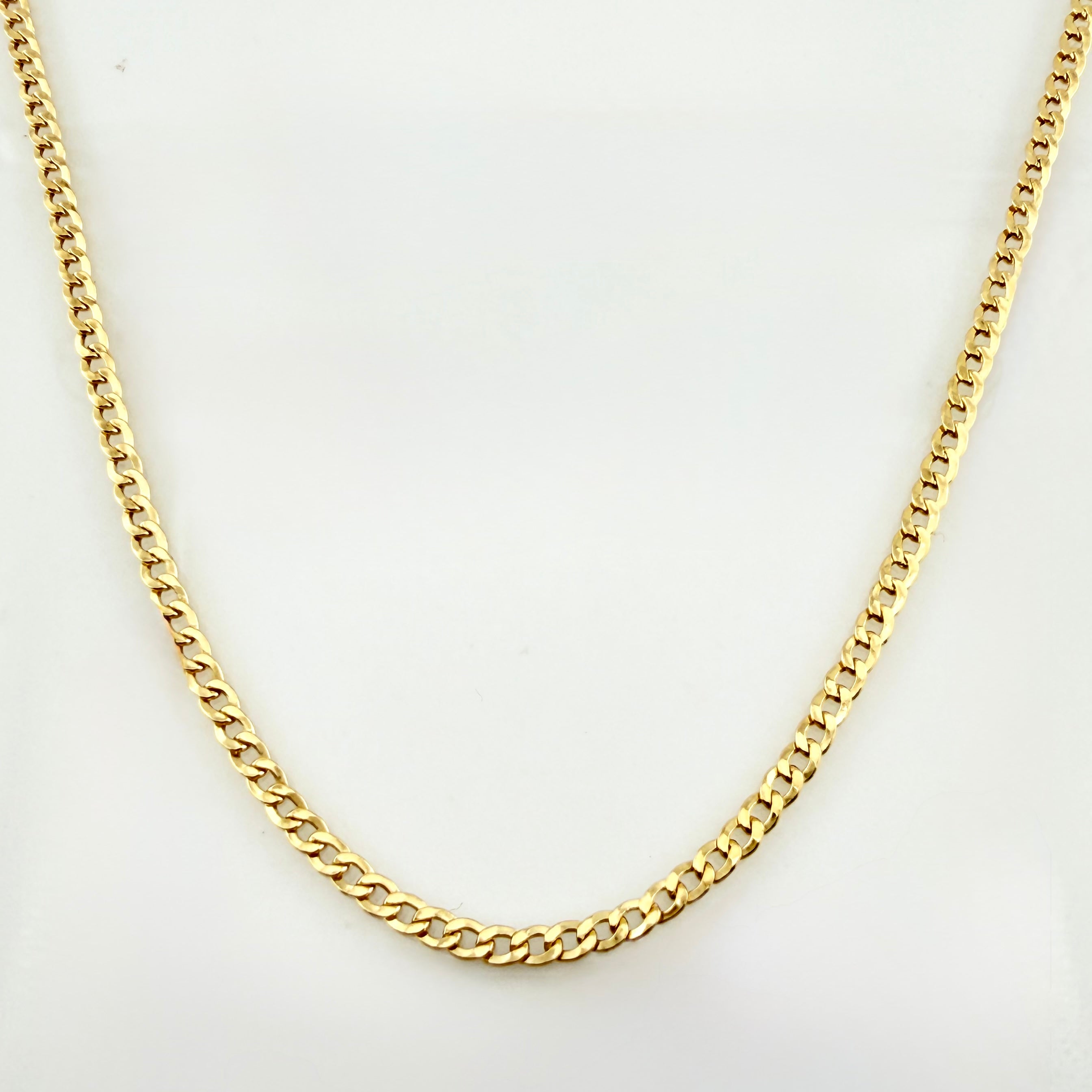 Cadena Cubana 4.75gr / 27 1/2 in / 2.3mm Oro Amarillo +1 18K *