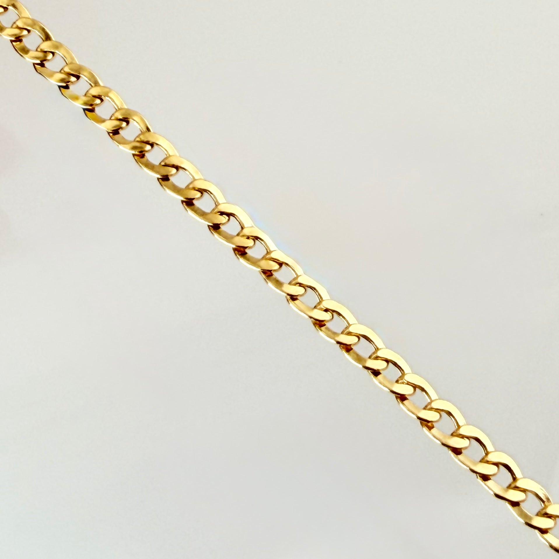 Cadena Cubana 4.75gr / 27 1/2 in / 2.3mm Oro Amarillo +1 18K *