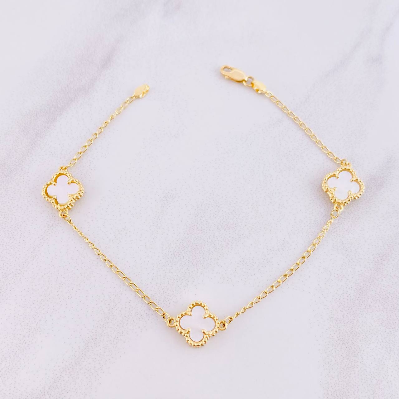 Pulso Espiga Trébol Nácar 4.65g / 7 3/4 in / 1.5mm Oro Amarillo 18K