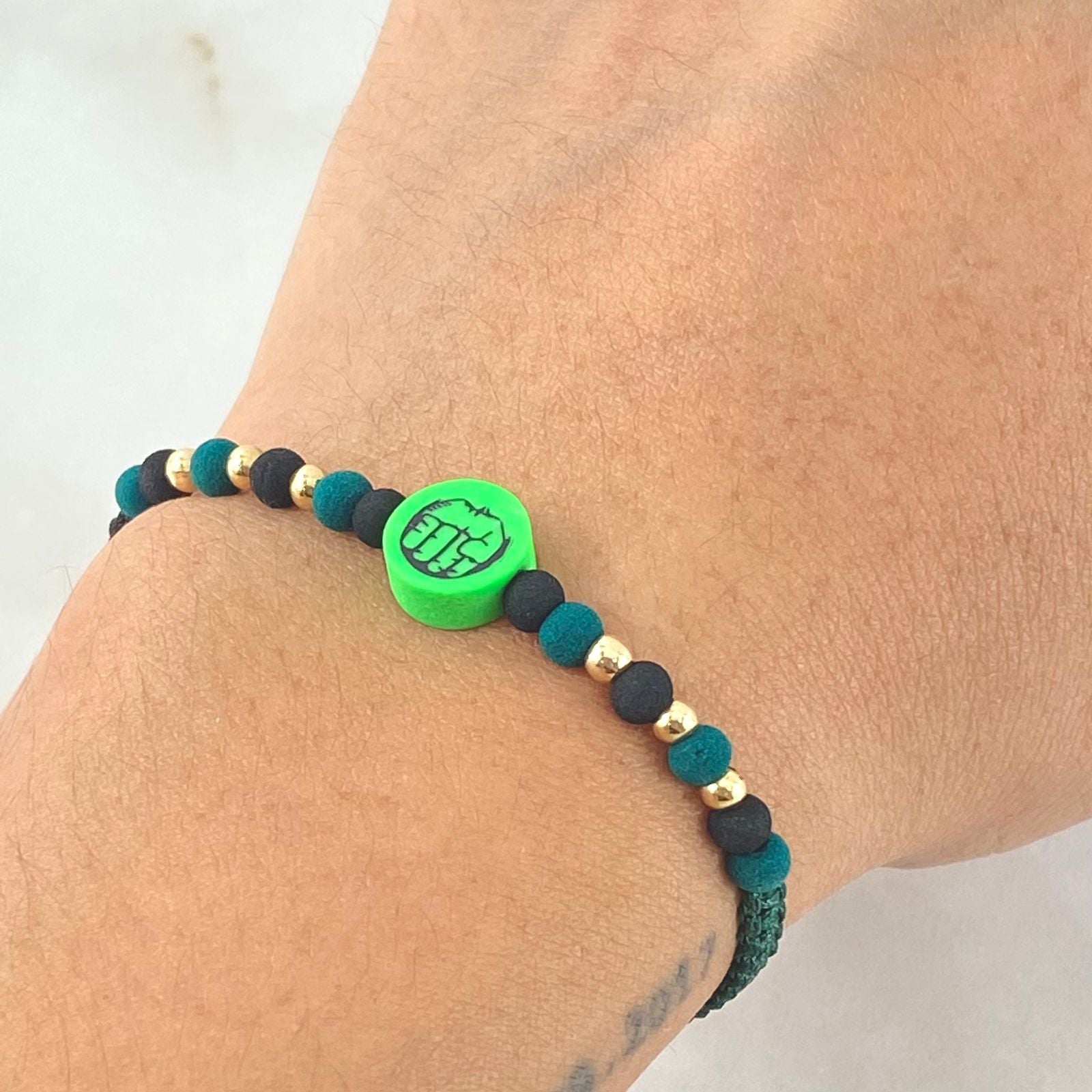 Pulsera Negra Puño Super Héroe 0.35gr / Oro 18K (A)