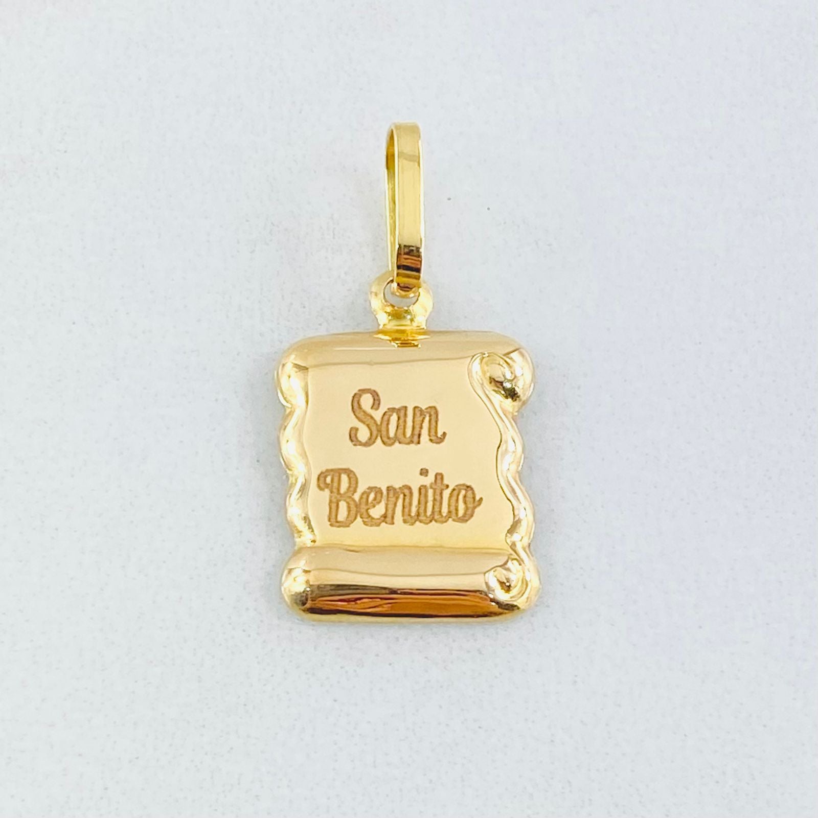 Dije Placa Pergamino "San Benito" 0.8gr / 2.3*1.1cm / Liso Oro Amarillo 18K