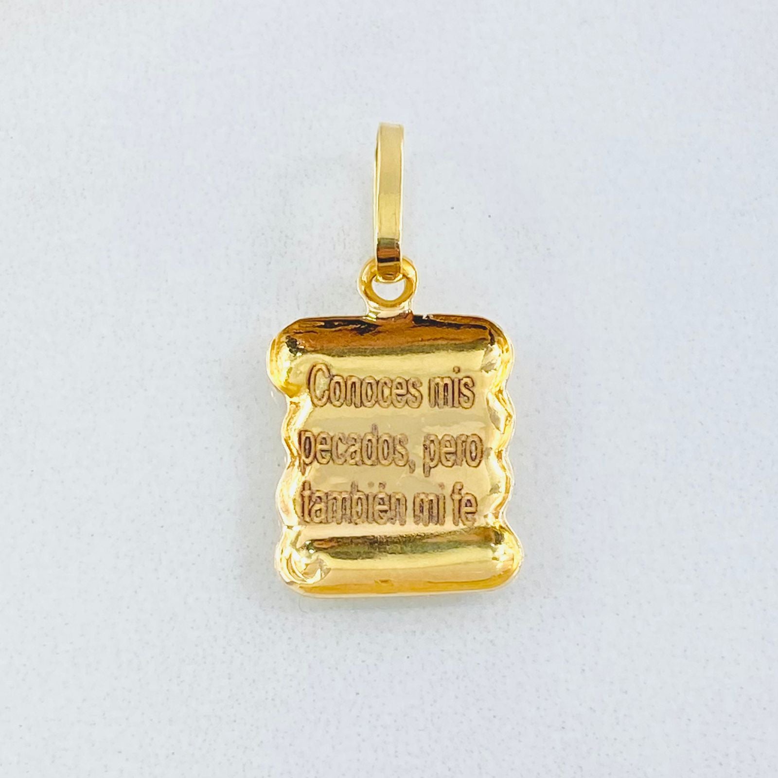 Dije Placa Pergamino "San Benito" 0.8gr / 2.3*1.1cm / Liso Oro Amarillo 18K