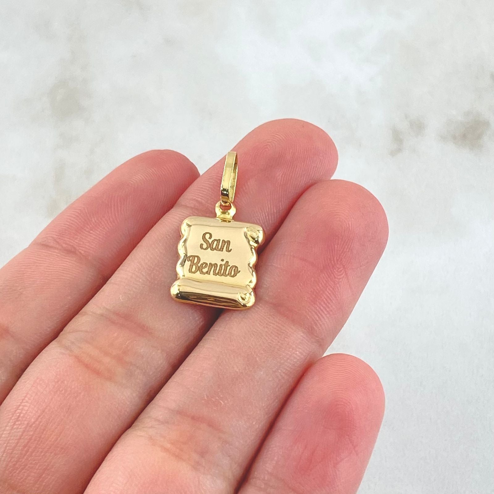 Dije Placa Pergamino "San Benito" 0.8gr / 2.3*1.1cm / Liso Oro Amarillo 18K