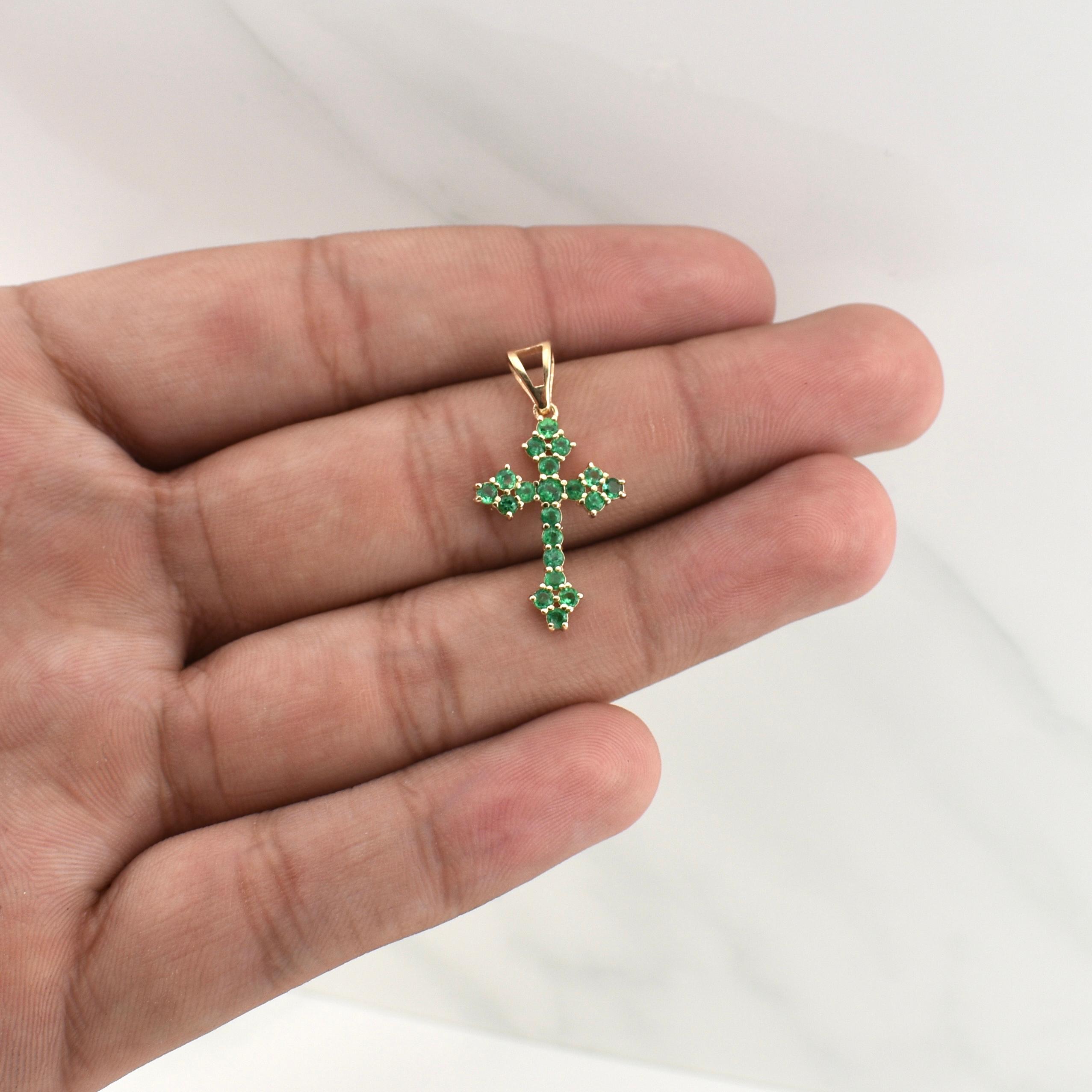 Dije Cruz Esmeraldas 45pts 1.9gr / 1 1/4 in / Oro Amarillo 18K !