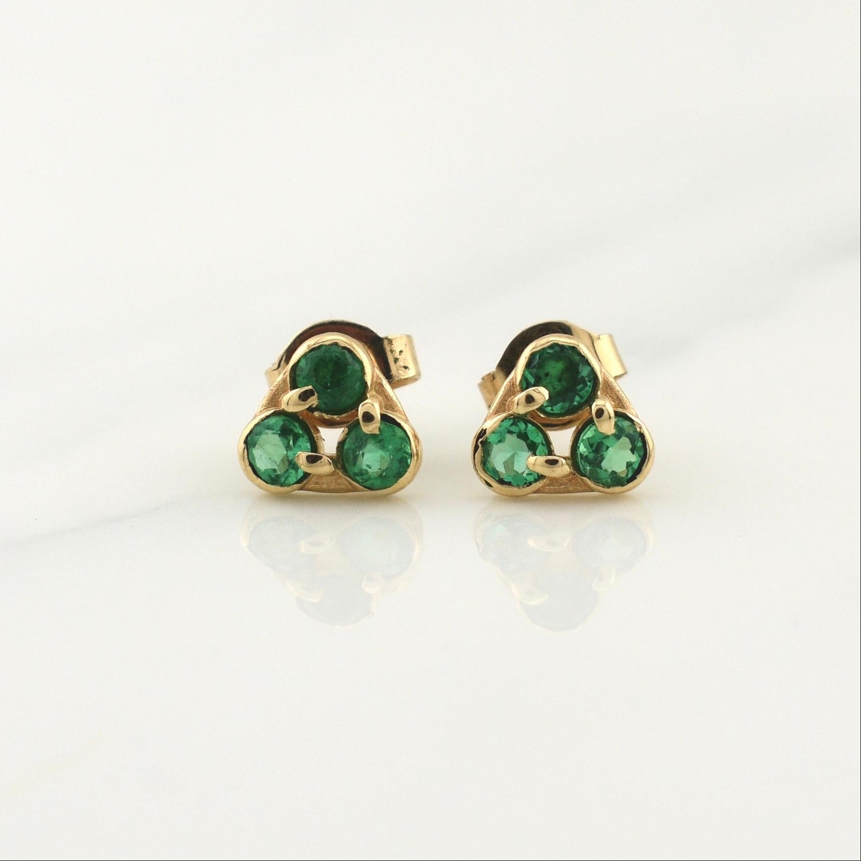 Topos Trio Esmeraldas 20pts 1.4gr / 1/4 in / Oro Amarillo 18K !