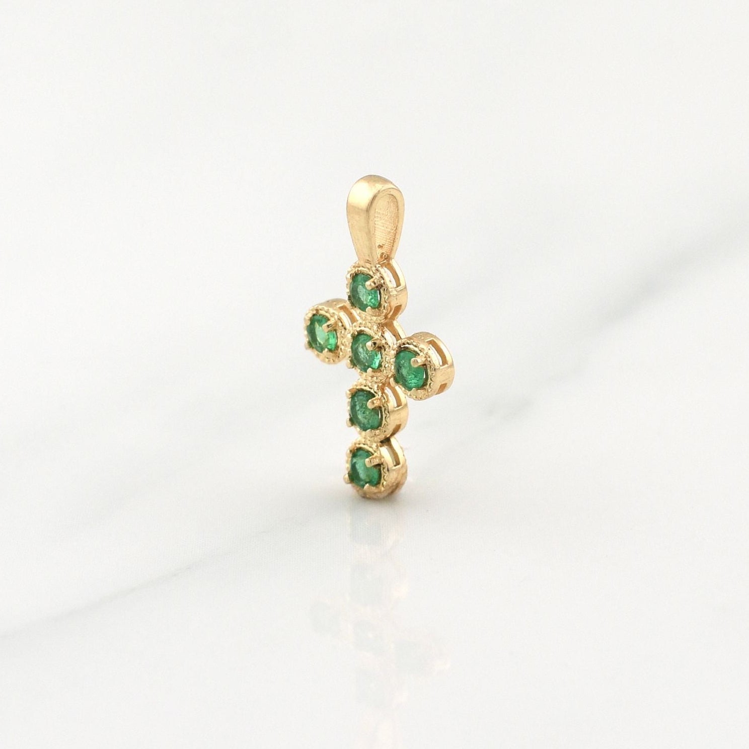 Dije Cruz Esmeraldas 25pts 0.65gr / 3/4 in / Oro Amarillo 18K !