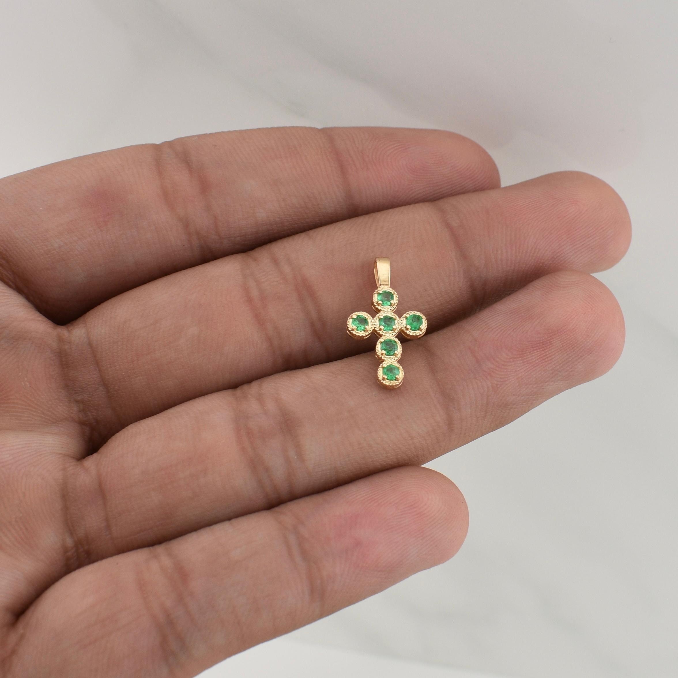 Dije Cruz Esmeraldas 25pts 0.65gr / 3/4 in / Oro Amarillo 18K !