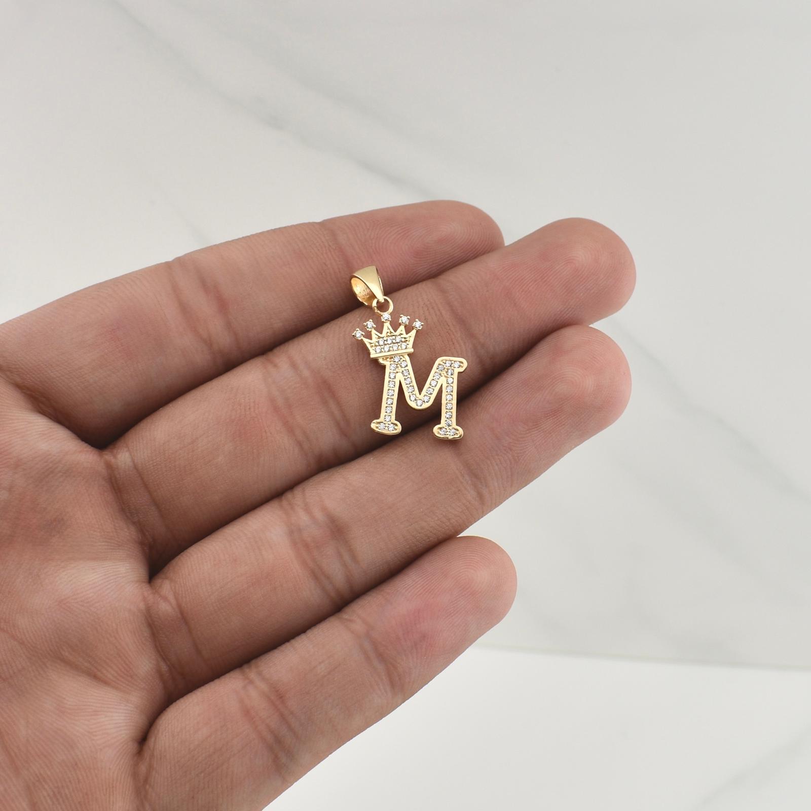 Dije Letra M Corona 2gr / 1 in / Oro Amarillo 18K !