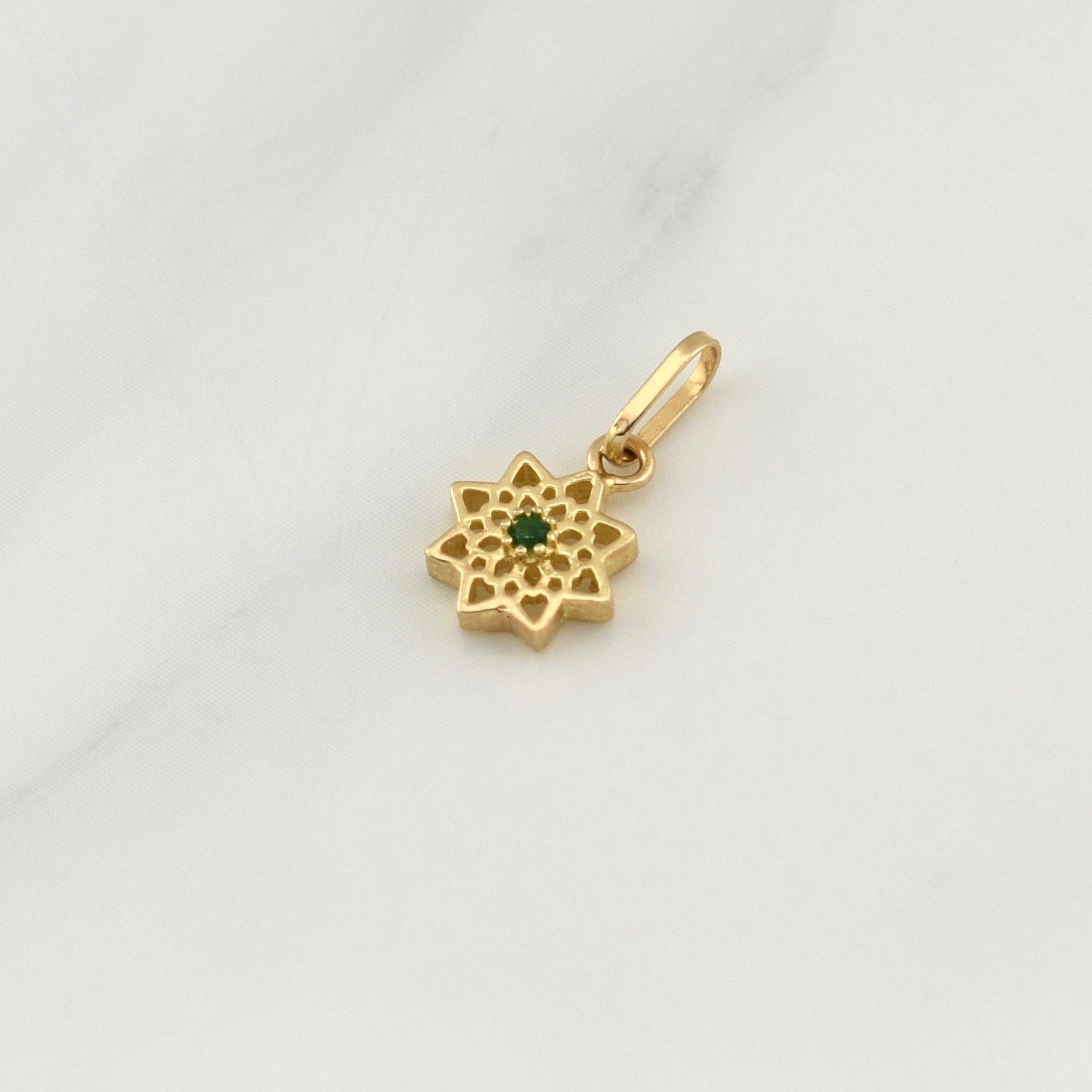 Dije Flor 0.45gr / 1/2 in / Oro Amarillo 18K !