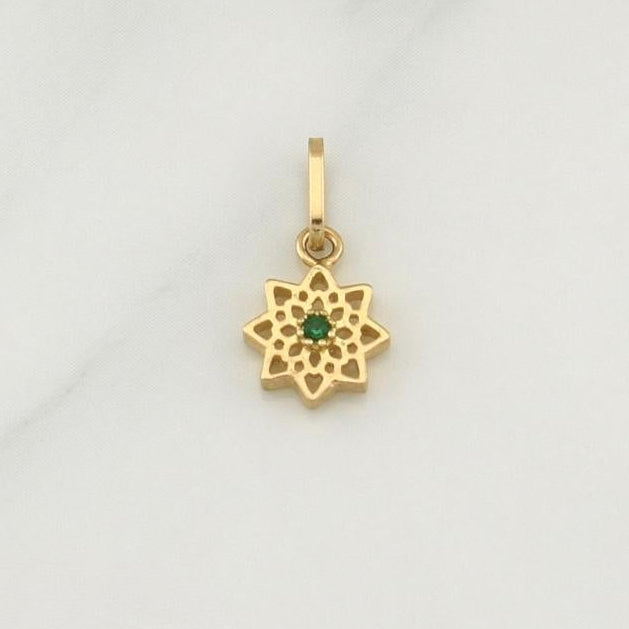 Dije Flor 0.45gr / 1/2 in / Oro Amarillo 18K !