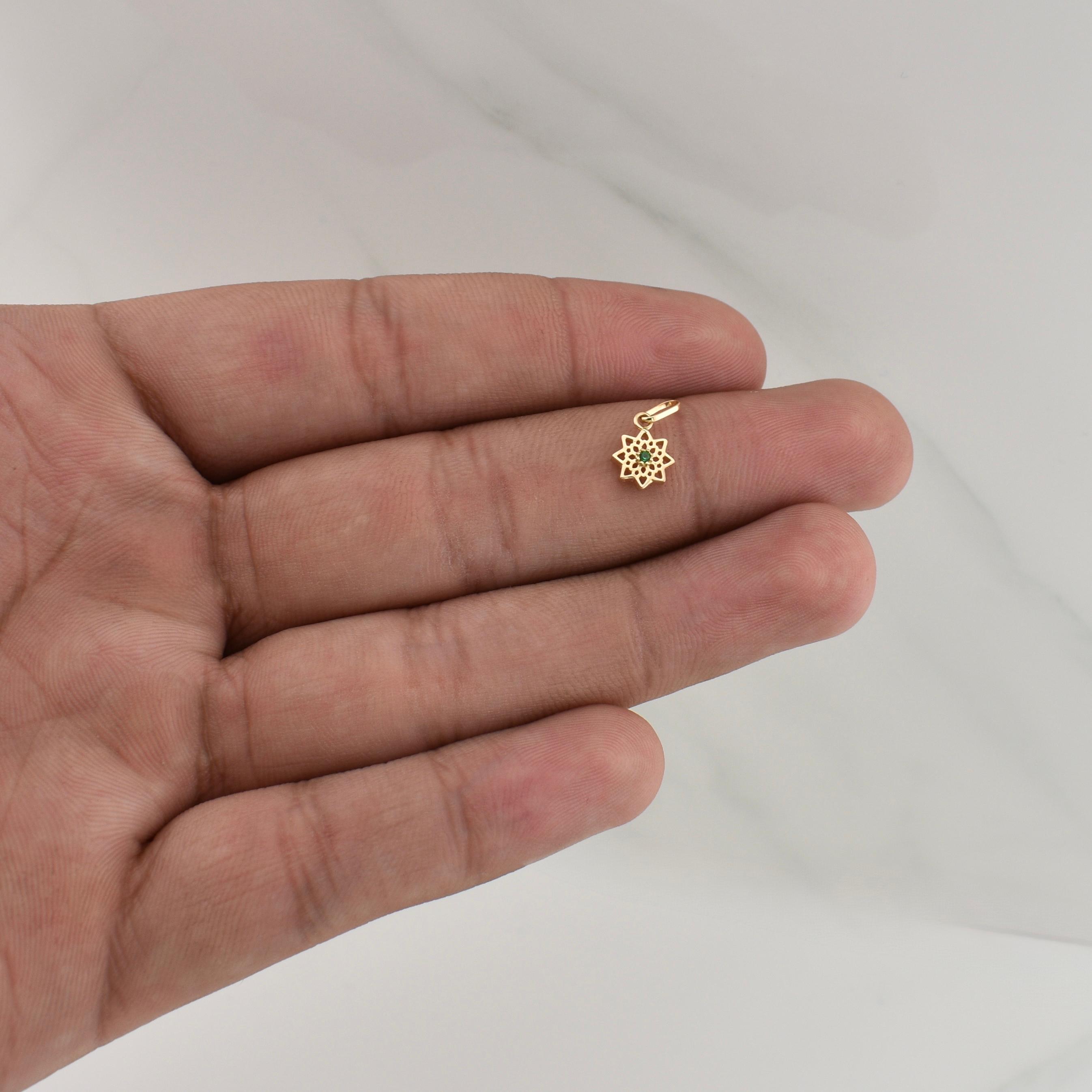 Dije Flor 0.45gr / 1/2 in / Oro Amarillo 18K !