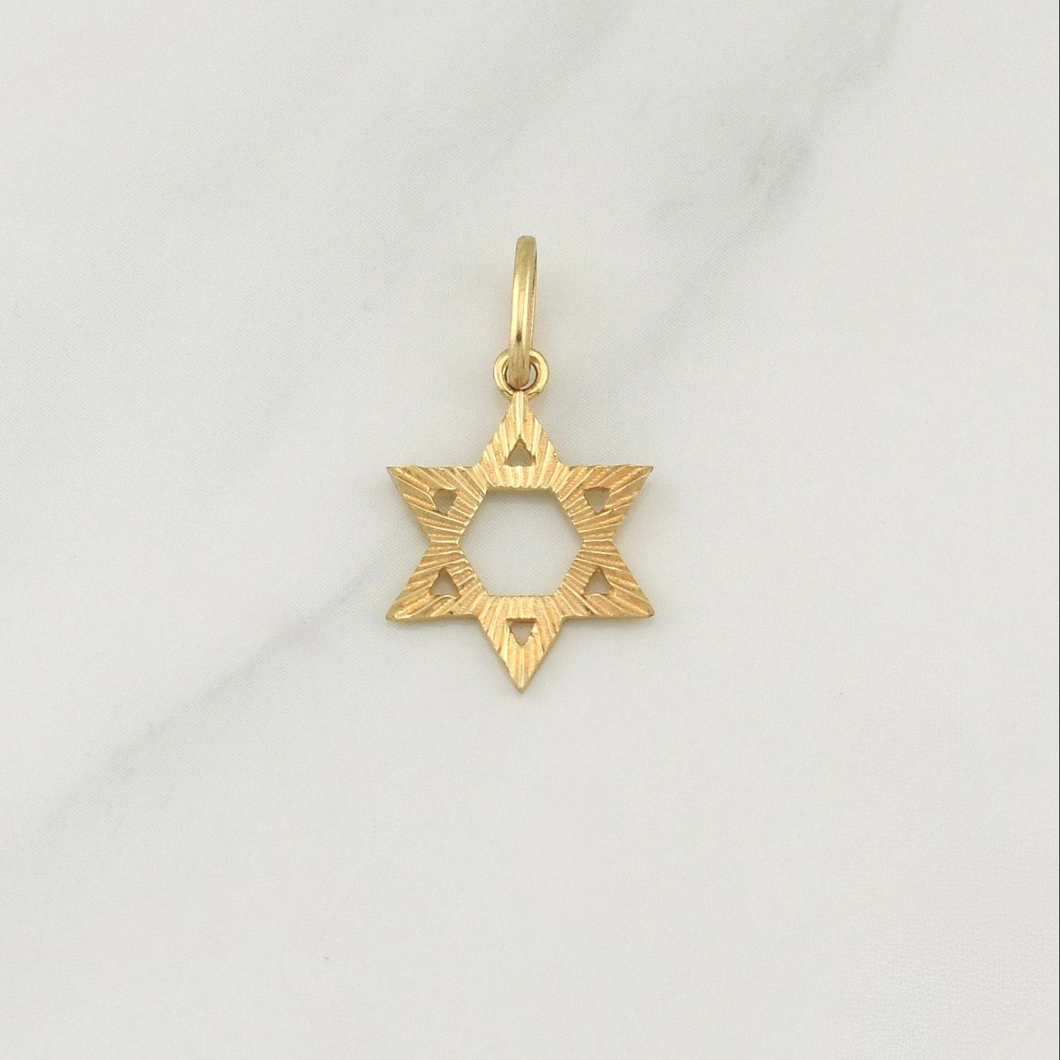 Dije Estrella De David 0.8gr / 3/4 in / Oro Amarillo 18K !