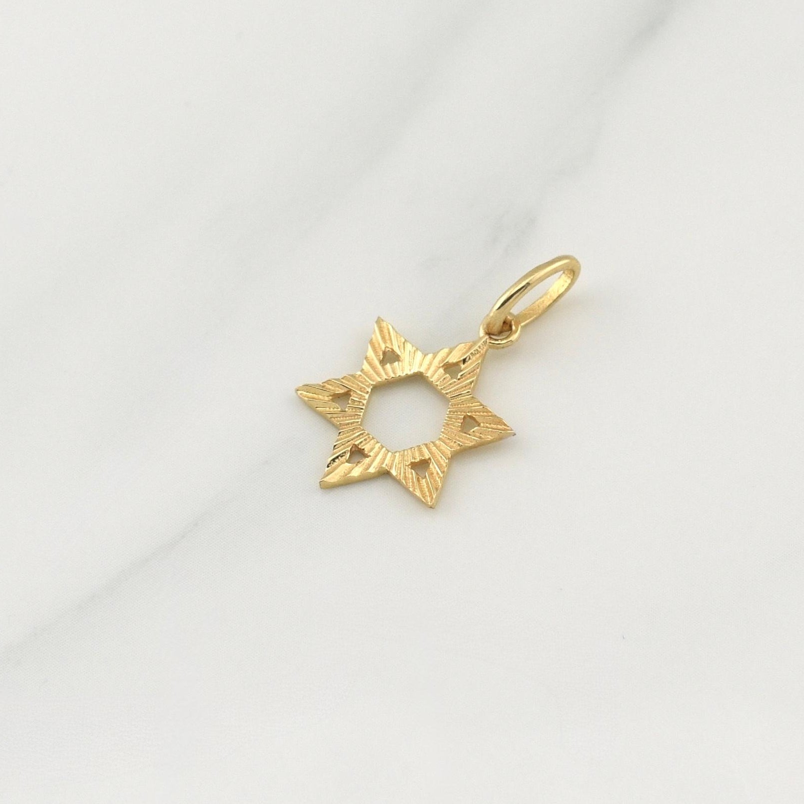 Dije Estrella De David 0.8gr / 3/4 in / Oro Amarillo 18K !