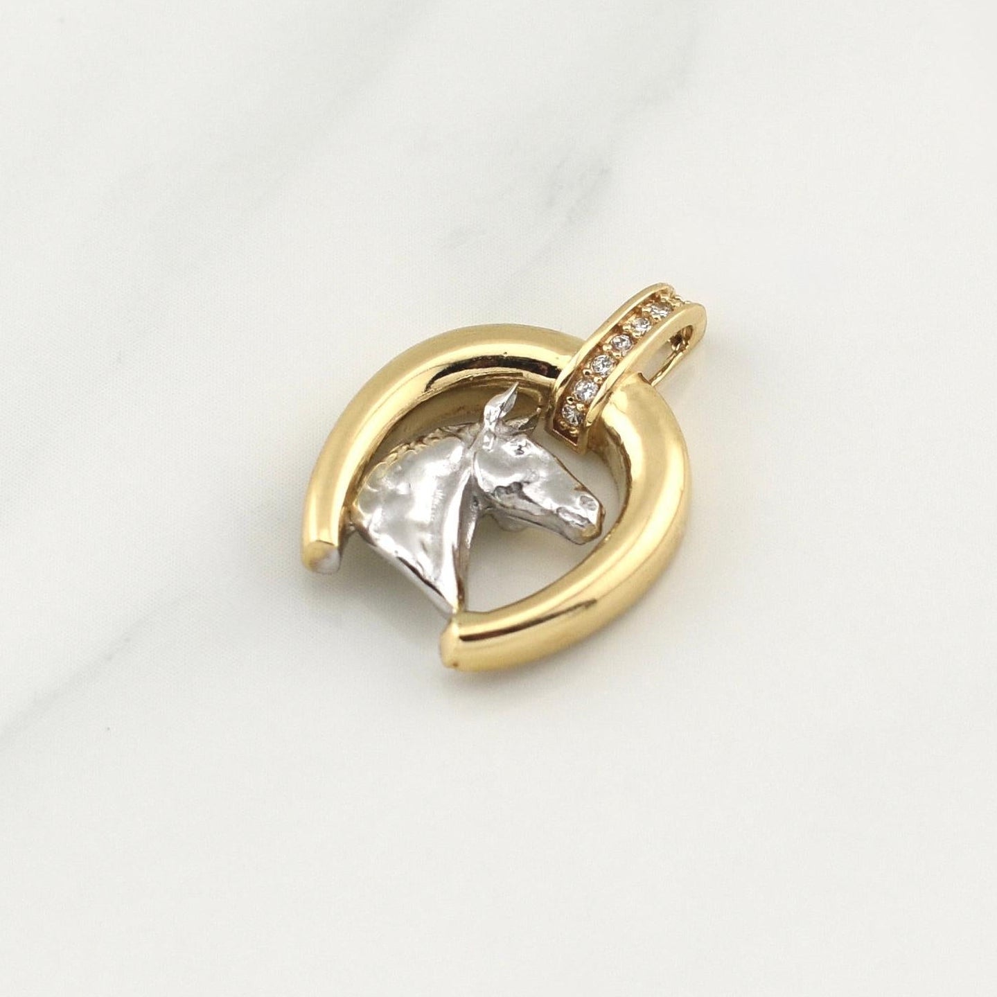 Dije Herradura Caballo 2.8gr / 3/4 in / Dos Oros Amarillo Blanco 18K !